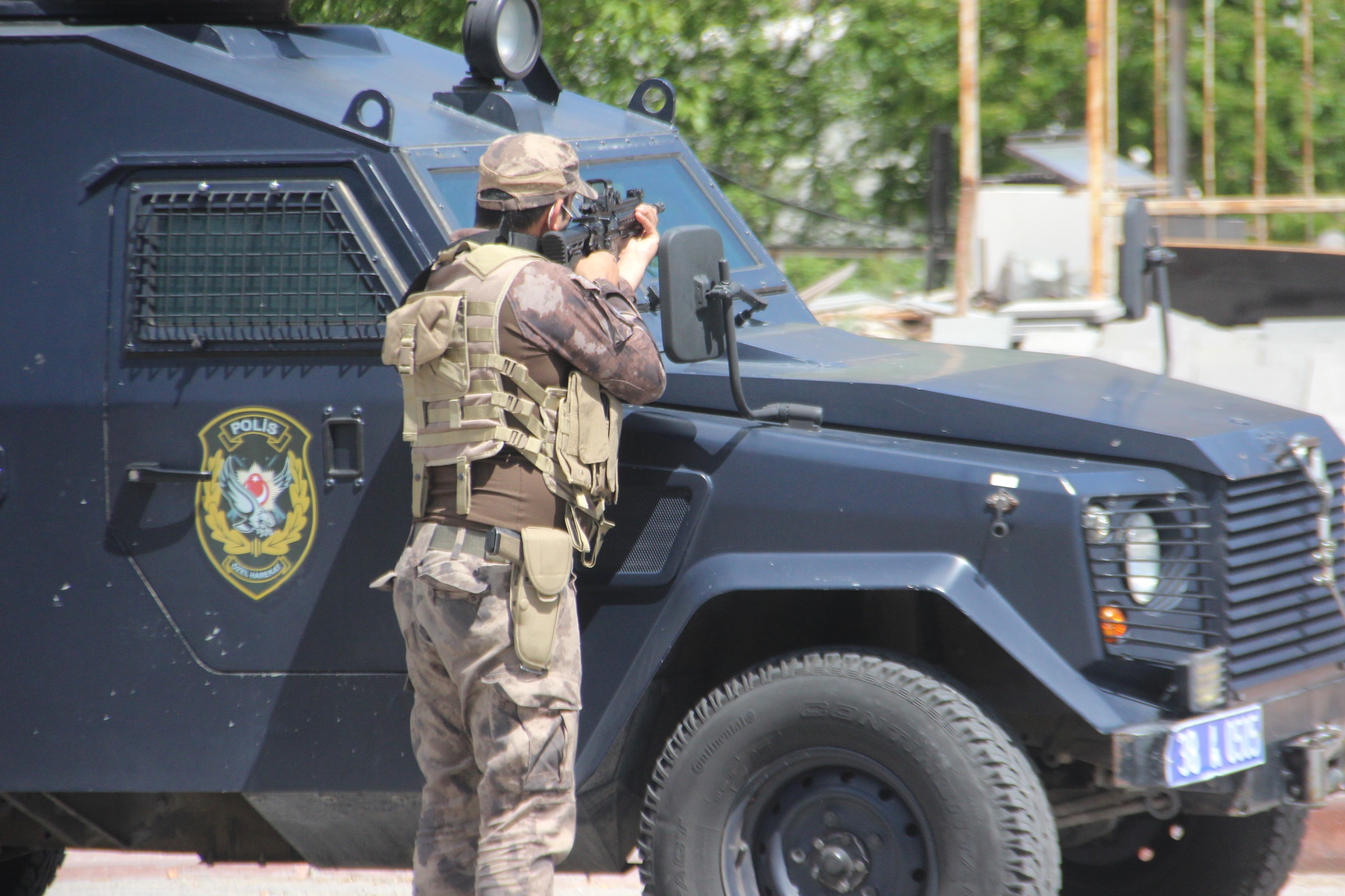 Özel harekat polislerinden aksiyon filmlerini aratmayan operasyon