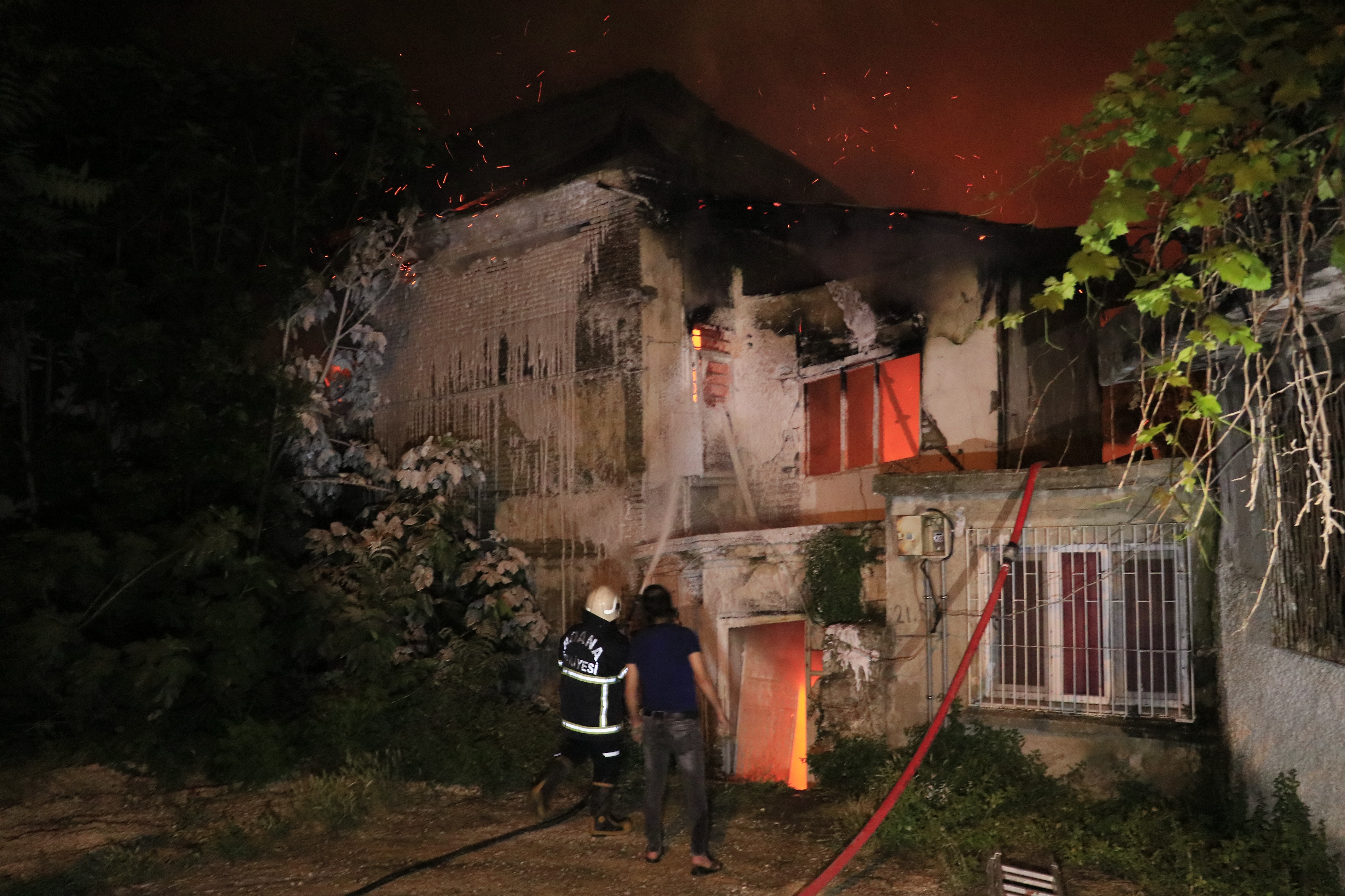 Adana’da ahşap müstakil evde çıkan yangın korkuttu