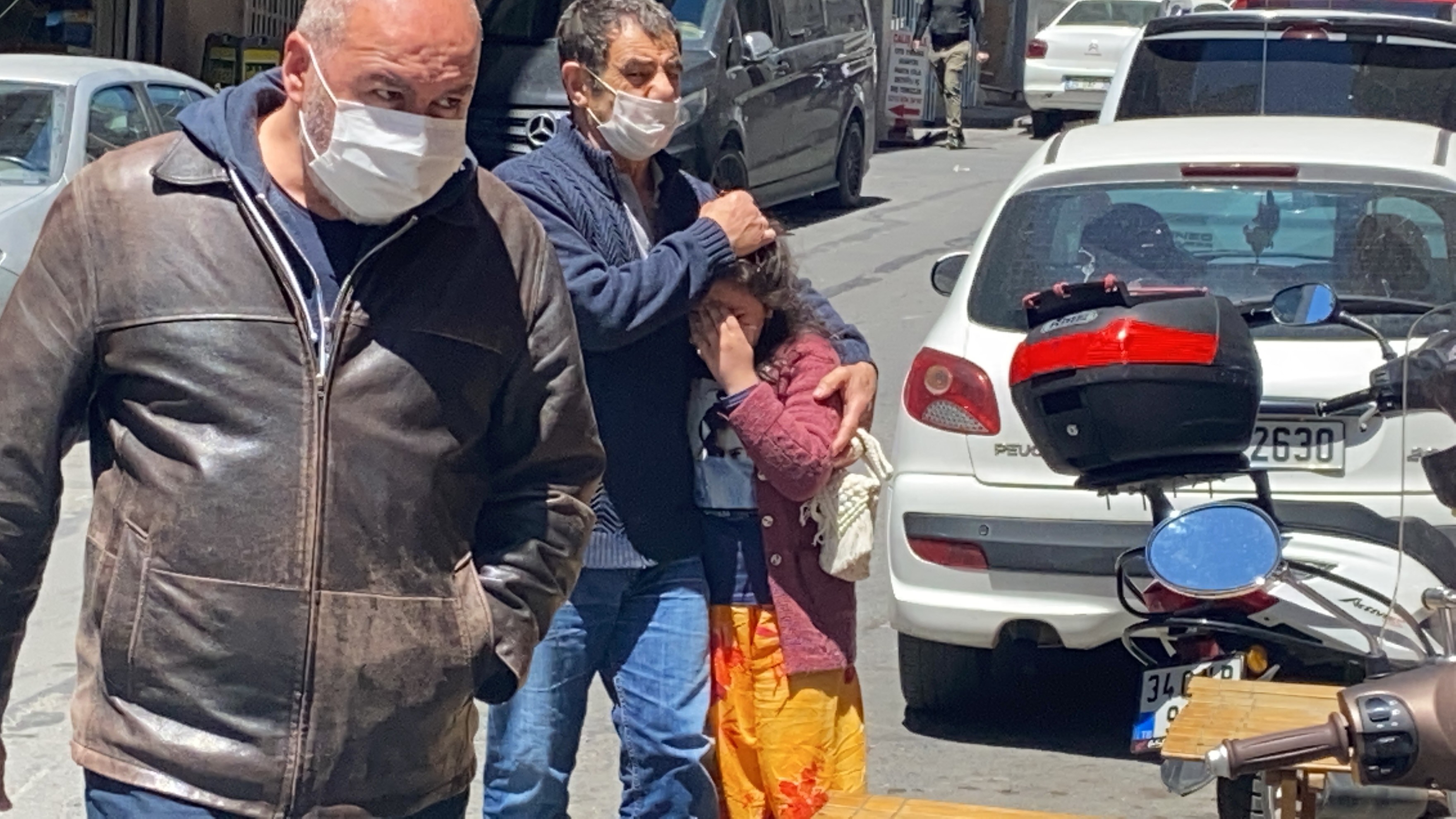 İstanbul’da akıl almaz olay: Çocuğuyla yürürken başına saksı düştü