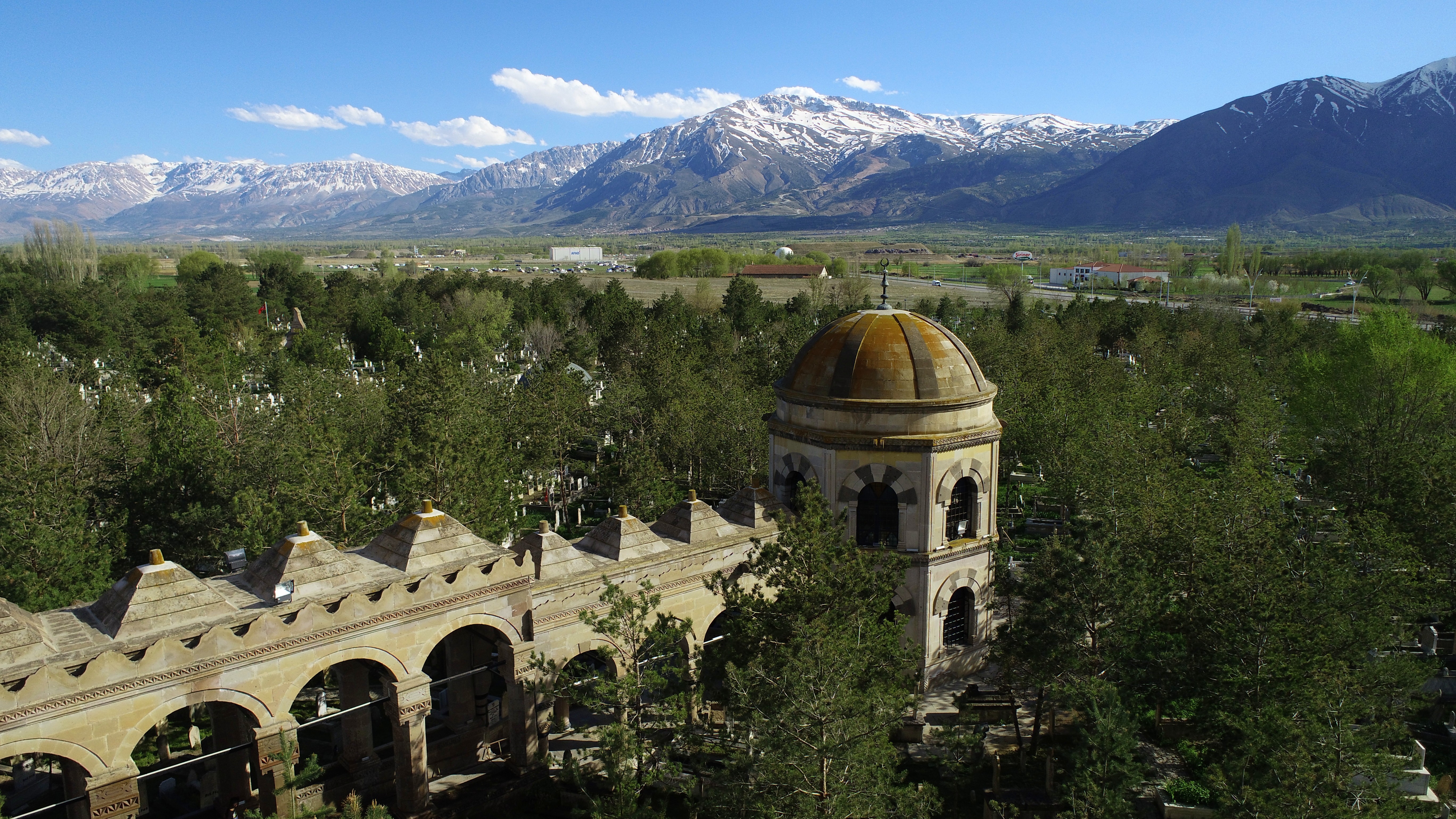 Erzincan’ın manevi mekânlarından Terzibaba havadan görüntülendi