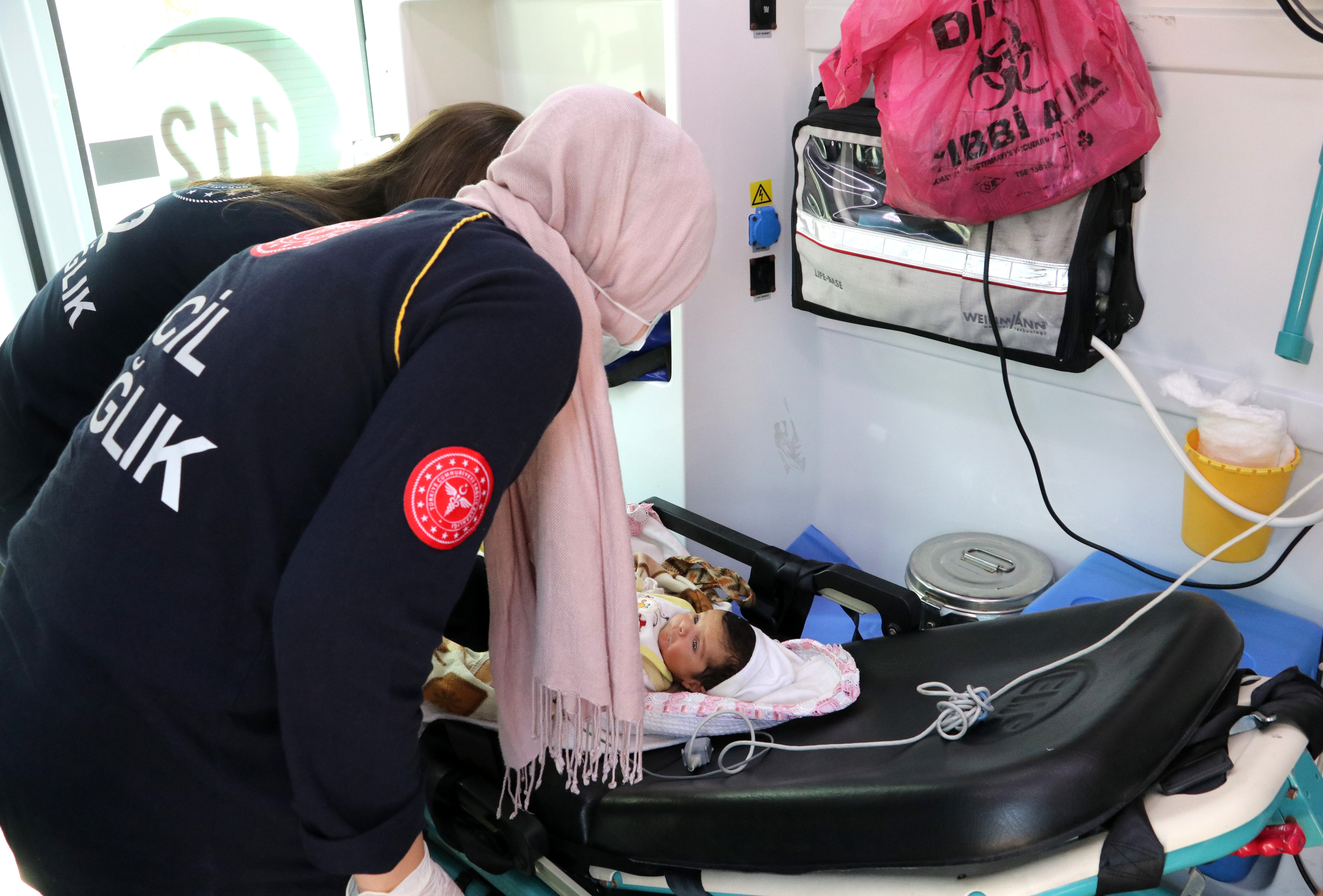 Annesinin kaldırıma bıraktığı bebeğe polis sahip çıktı