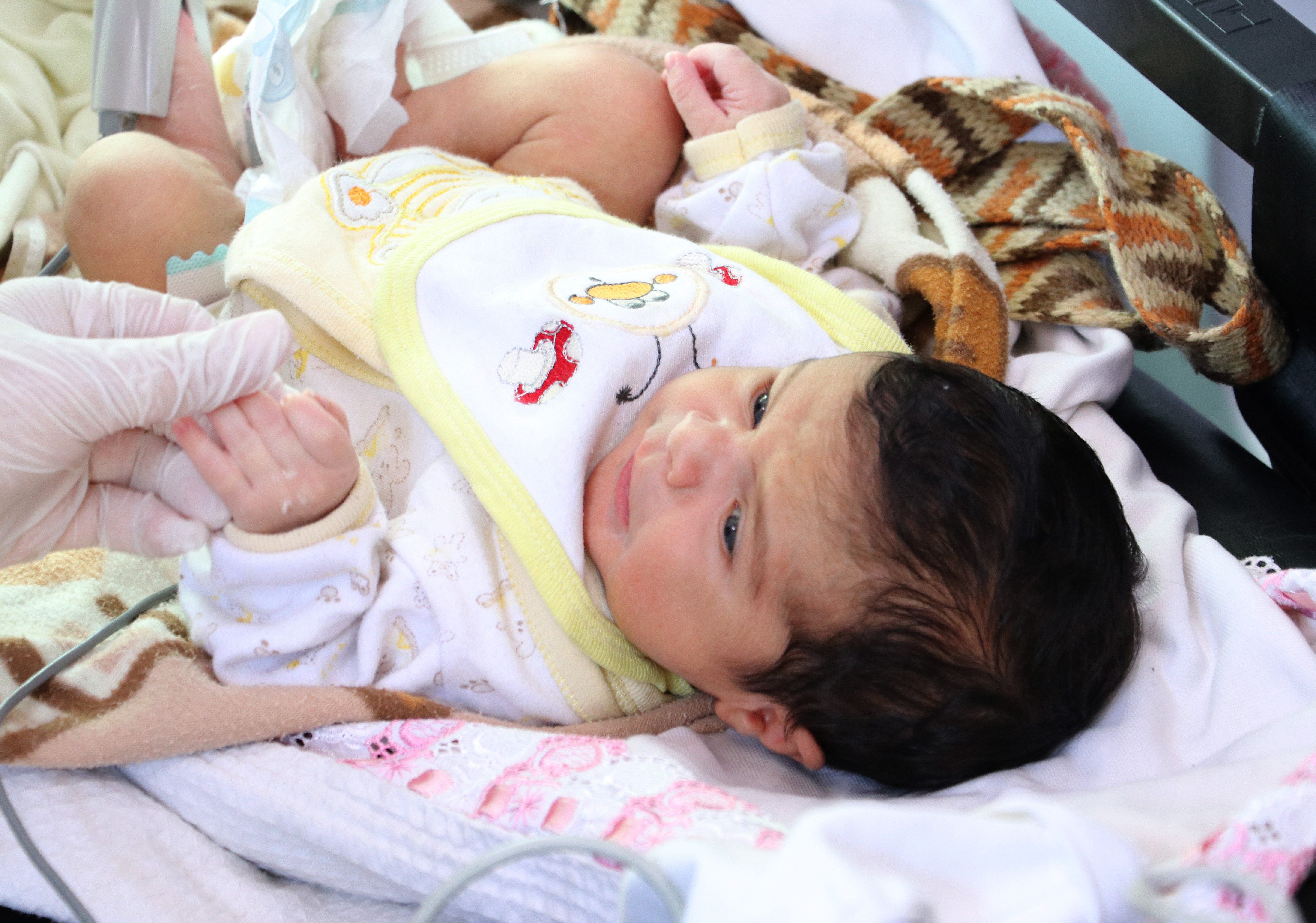 Annesinin kaldırıma bıraktığı bebeğe polis sahip çıktı