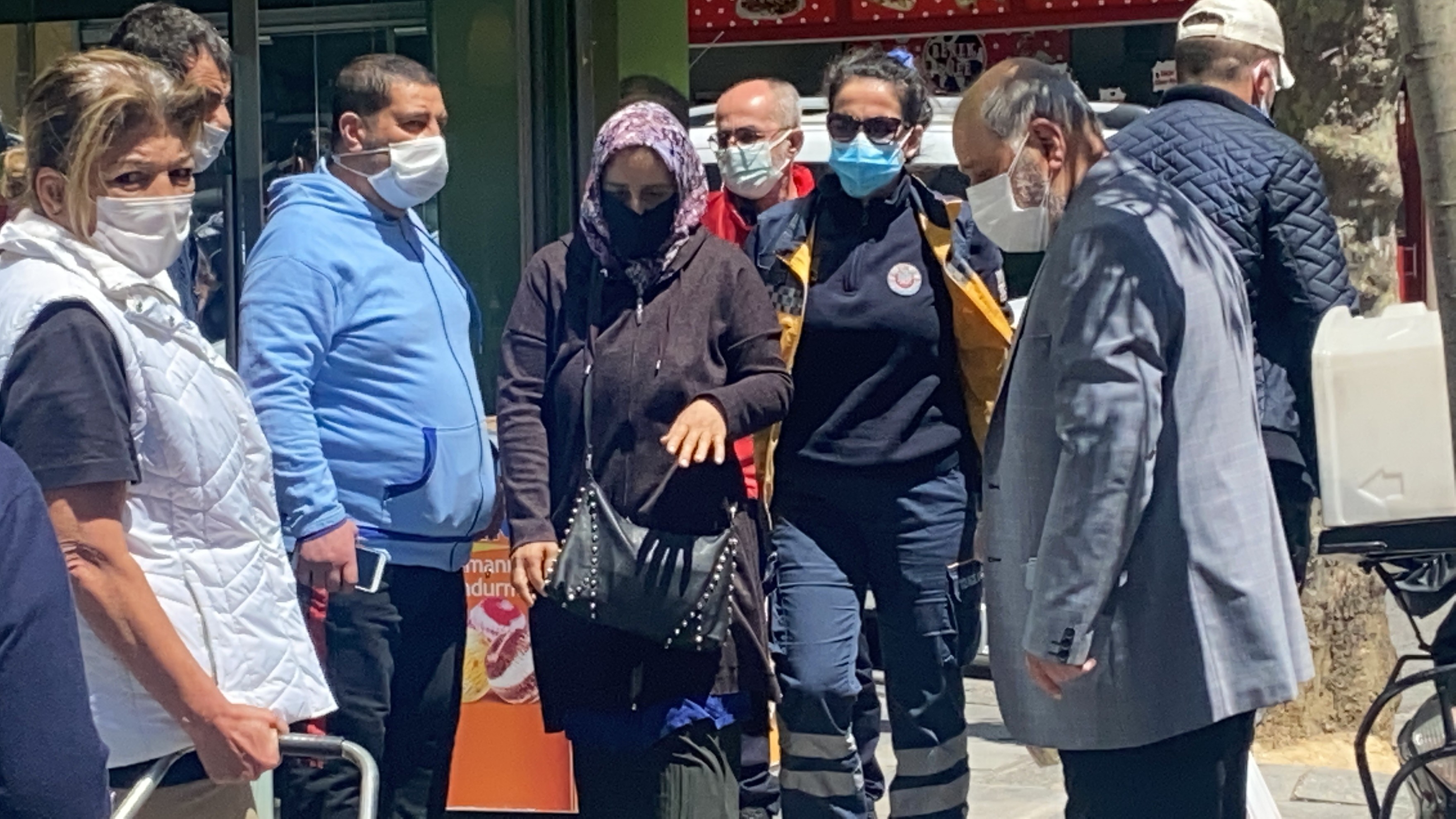 İstanbul’da akıl almaz olay: Çocuğuyla yürürken başına saksı düştü