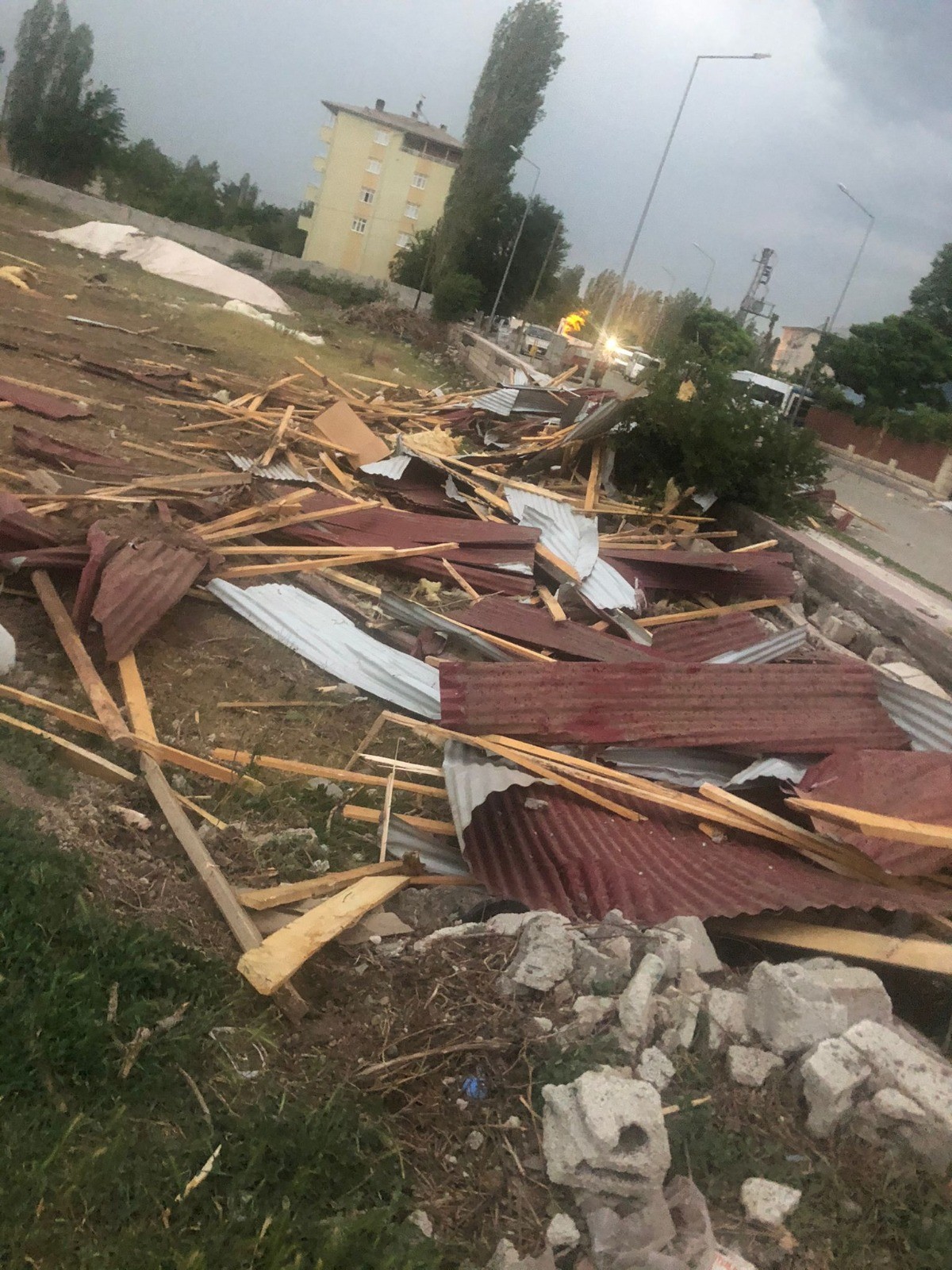 Iğdır’da fırtına ev ve iş yerlerinin çatılarını uçurdu