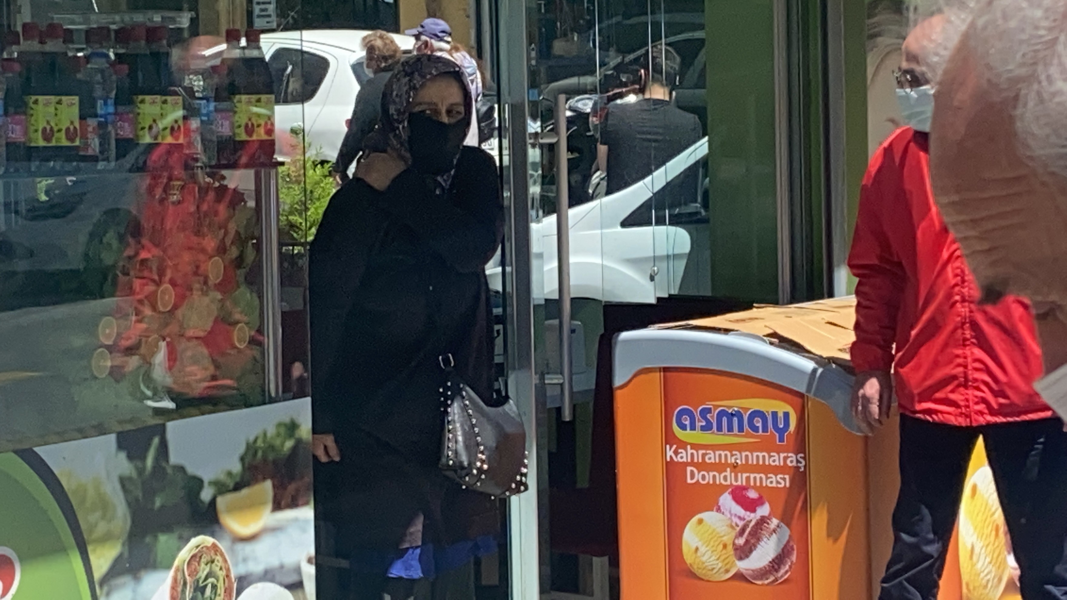 İstanbul’da akıl almaz olay: Çocuğuyla yürürken başına saksı düştü