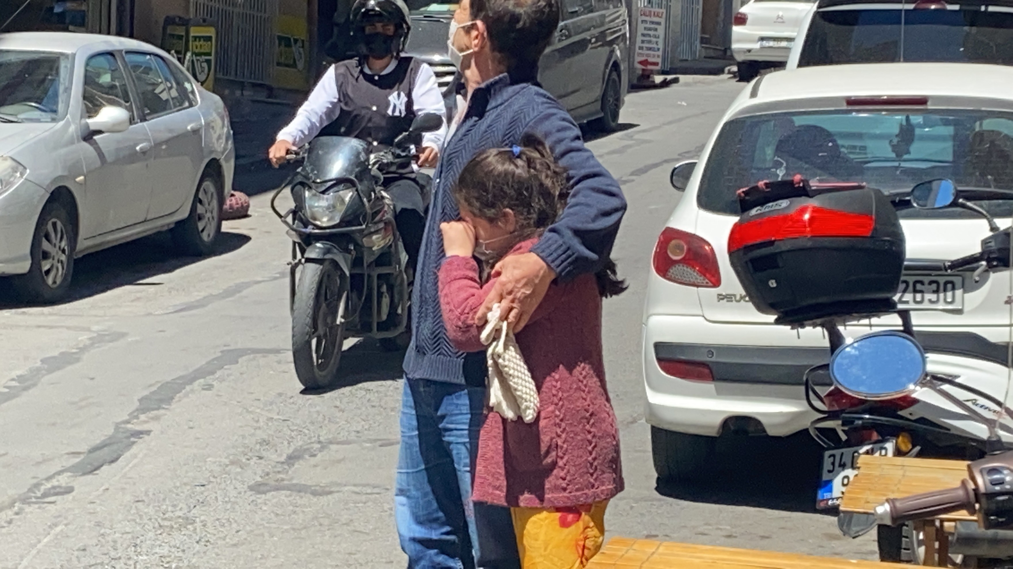 İstanbul’da akıl almaz olay: Çocuğuyla yürürken başına saksı düştü