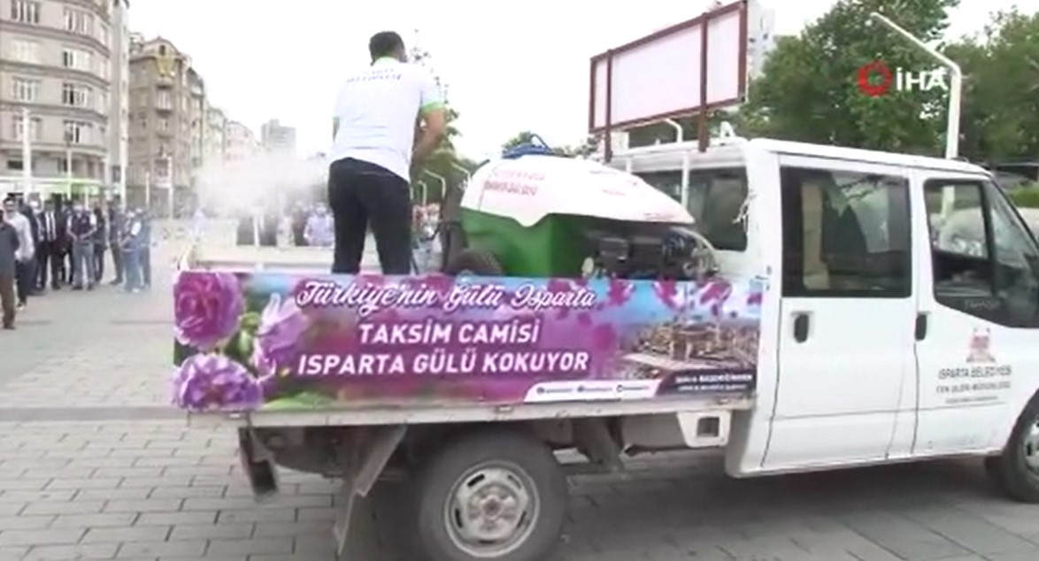 Taksim Camii çevresi gül suyu ile yıkandı