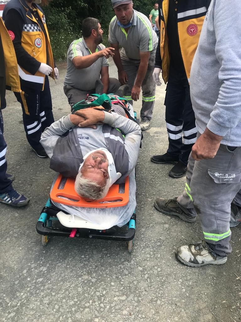 Samsun'da çöken yolda beton mikseri devrildi: 1 yaralı