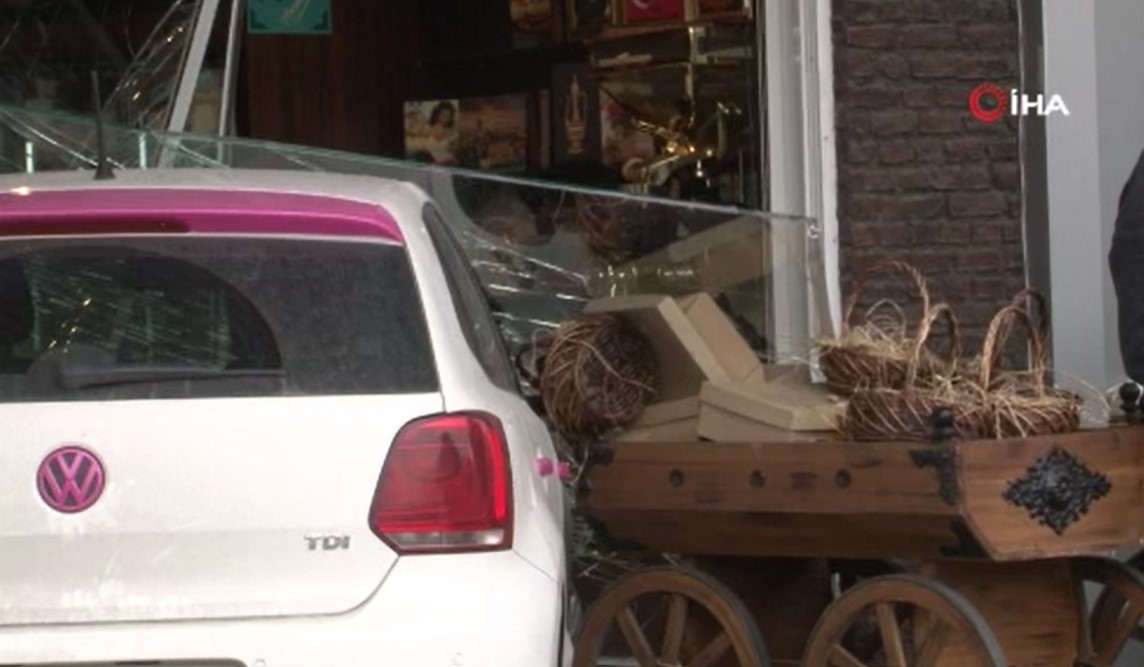 Kadın sürücü fren yerine gaza basınca dükkanın içine girdi
