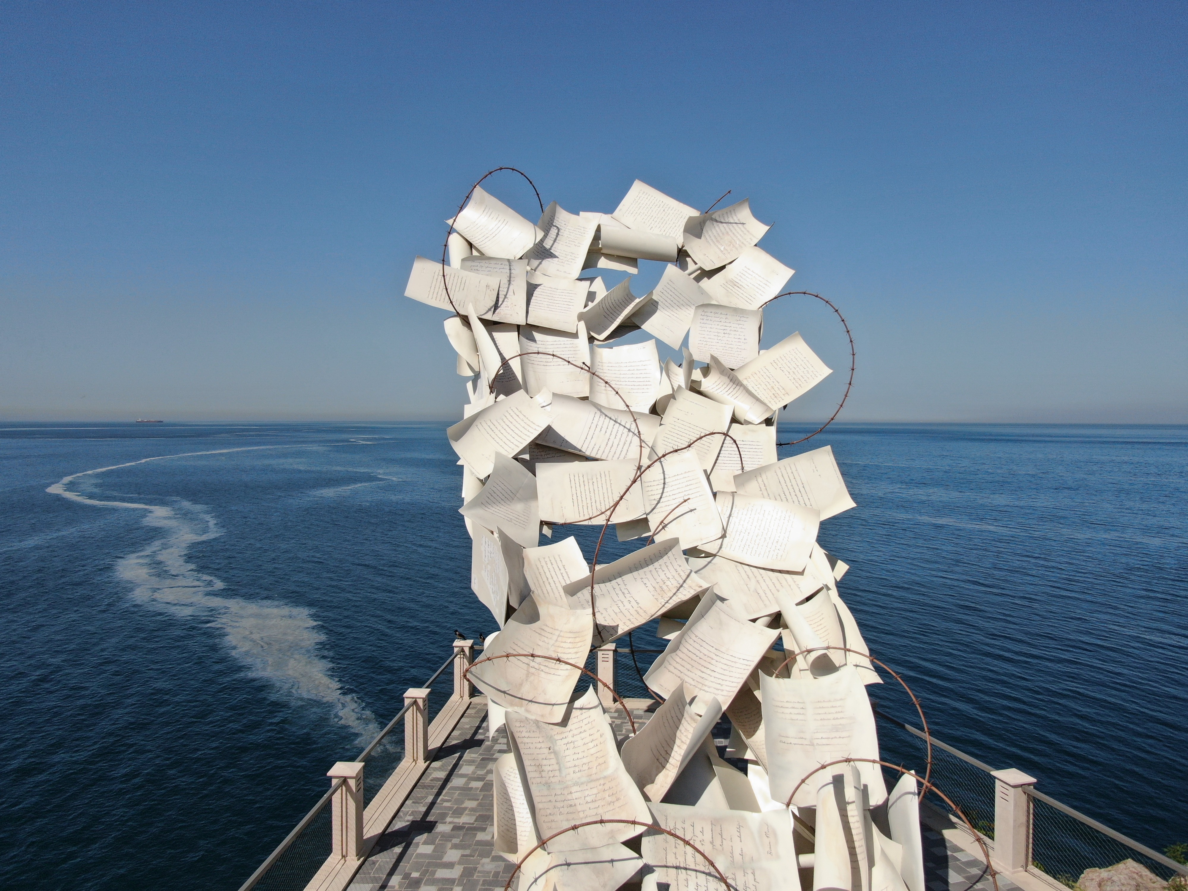 Demokrasi ve Özgürlükler Adası’nda dikkat çeken anıtlar
