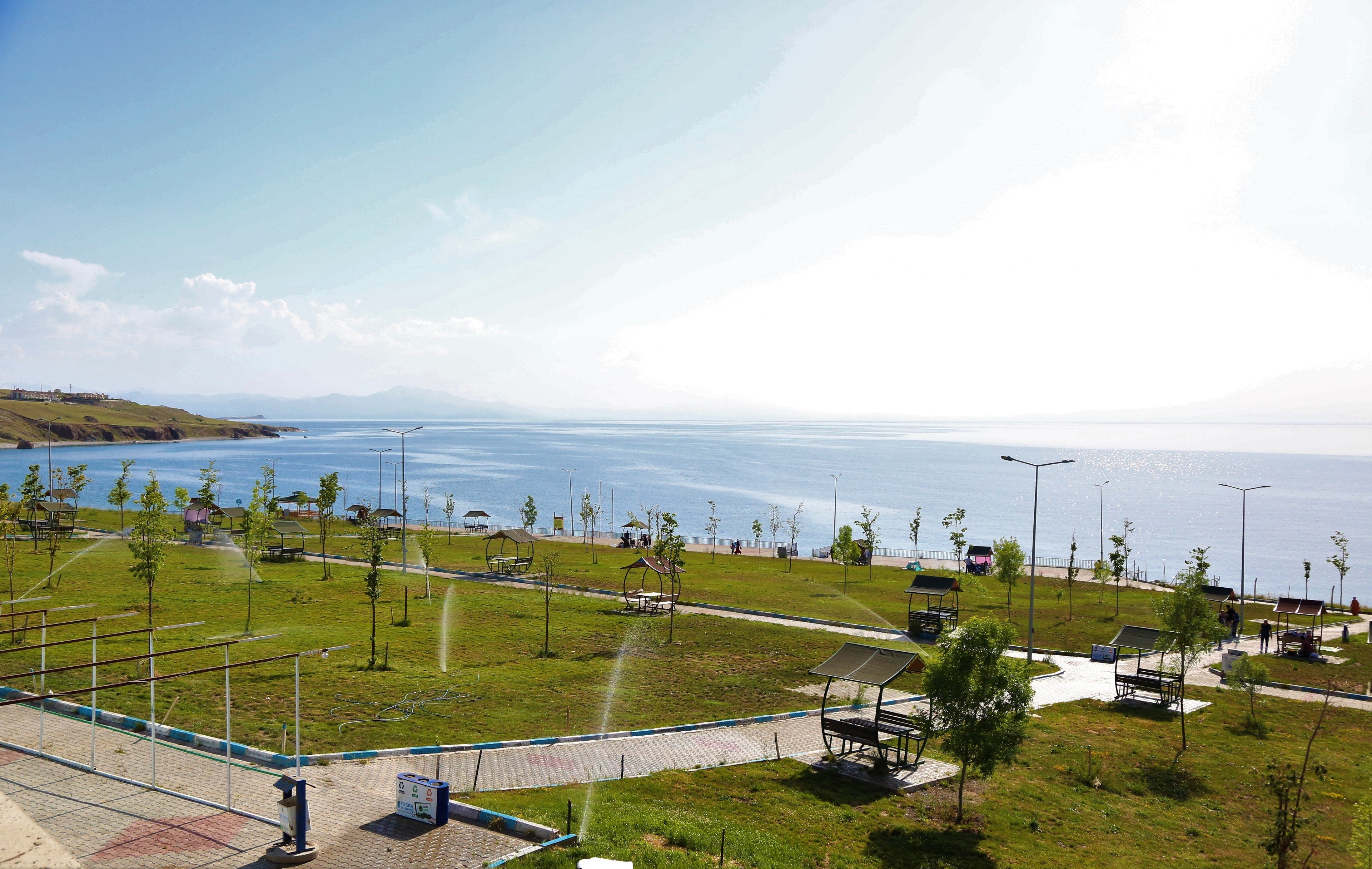 Van Gölü’nün mavi bayraklı plajı berraklığını koruyor