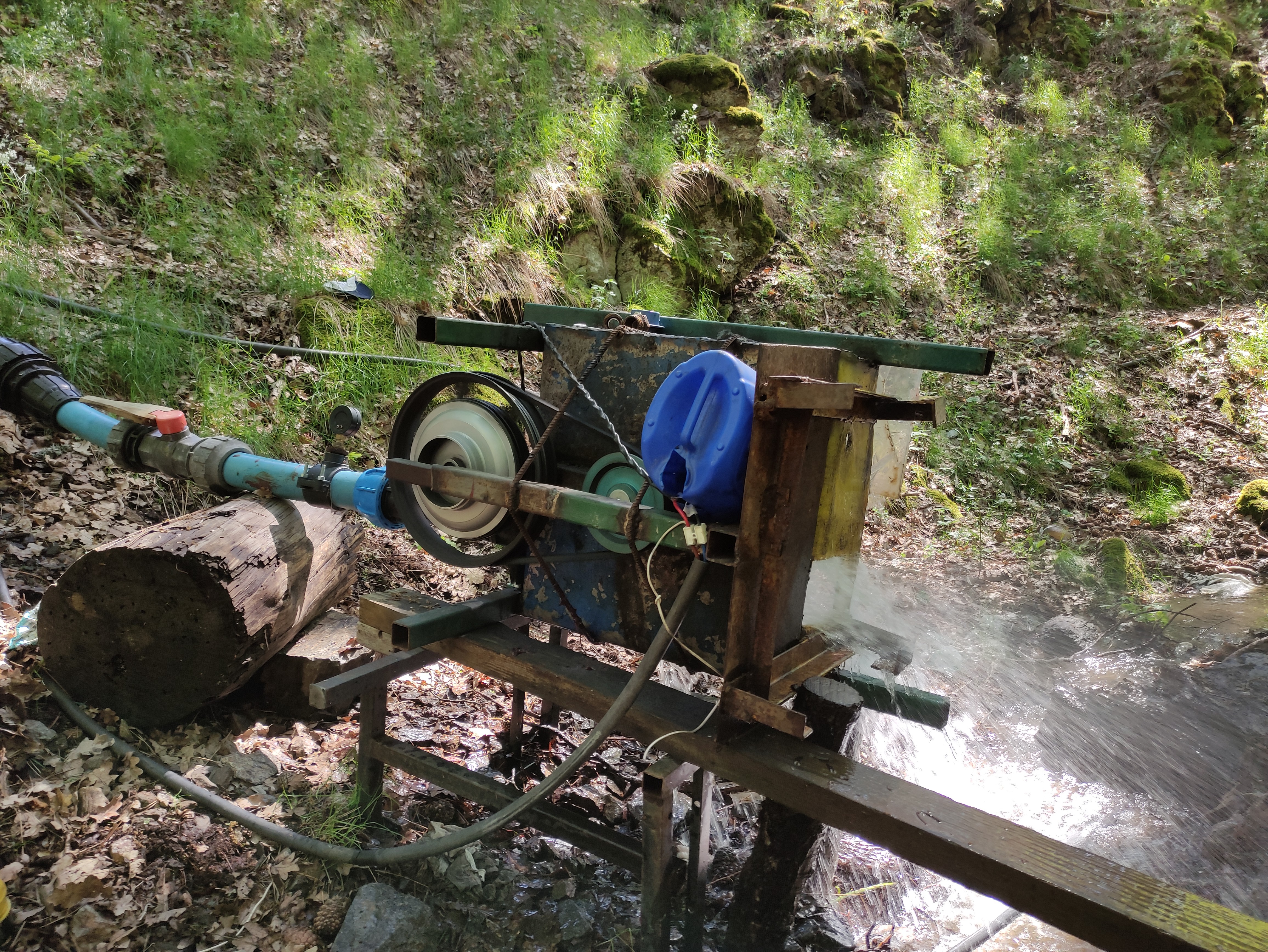 Çoban kardeşler koyunları için hurda malzemelerden hidroelektrik santrali yaptı