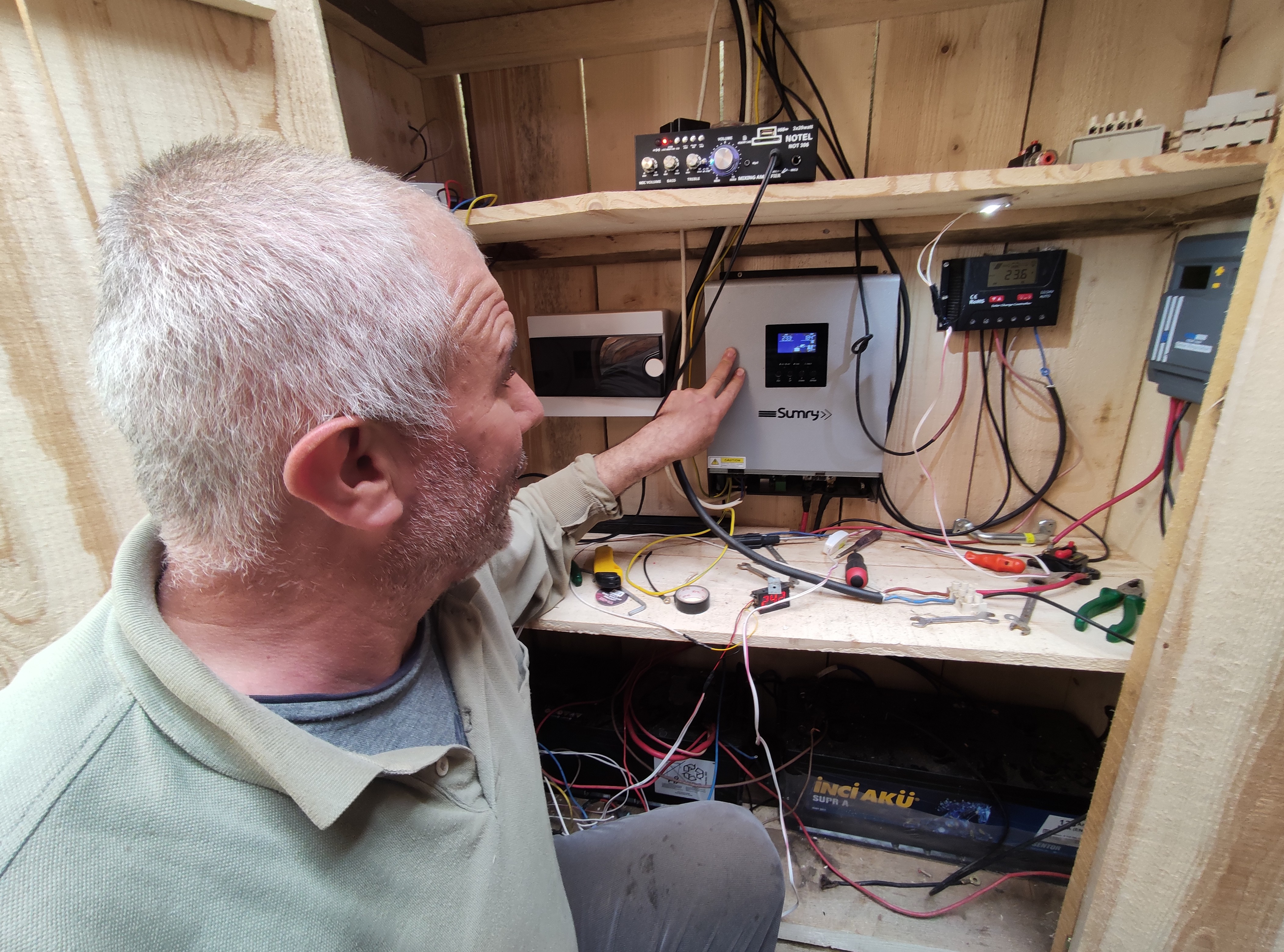 Çoban kardeşler koyunları için hurda malzemelerden hidroelektrik santrali yaptı