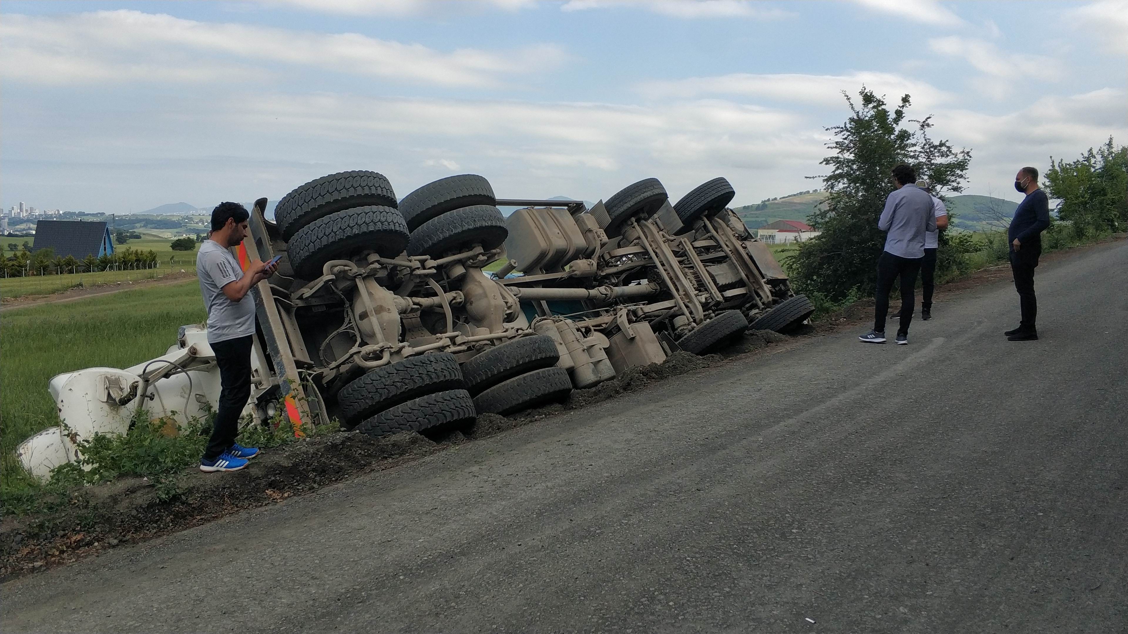 Samsun'da çöken yolda beton mikseri devrildi: 1 yaralı