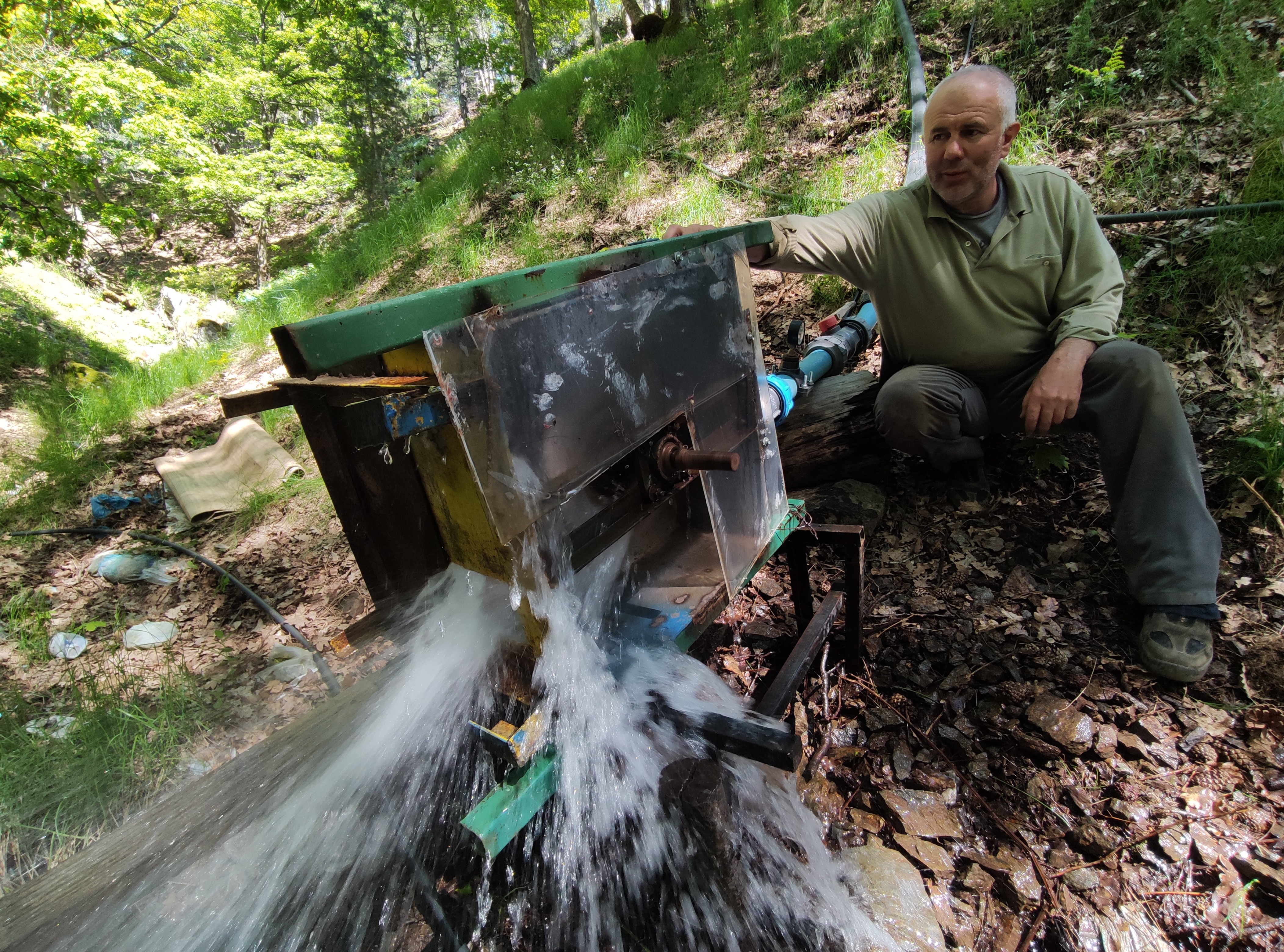 Çoban kardeşler koyunları için hurda malzemelerden hidroelektrik santrali yaptı
