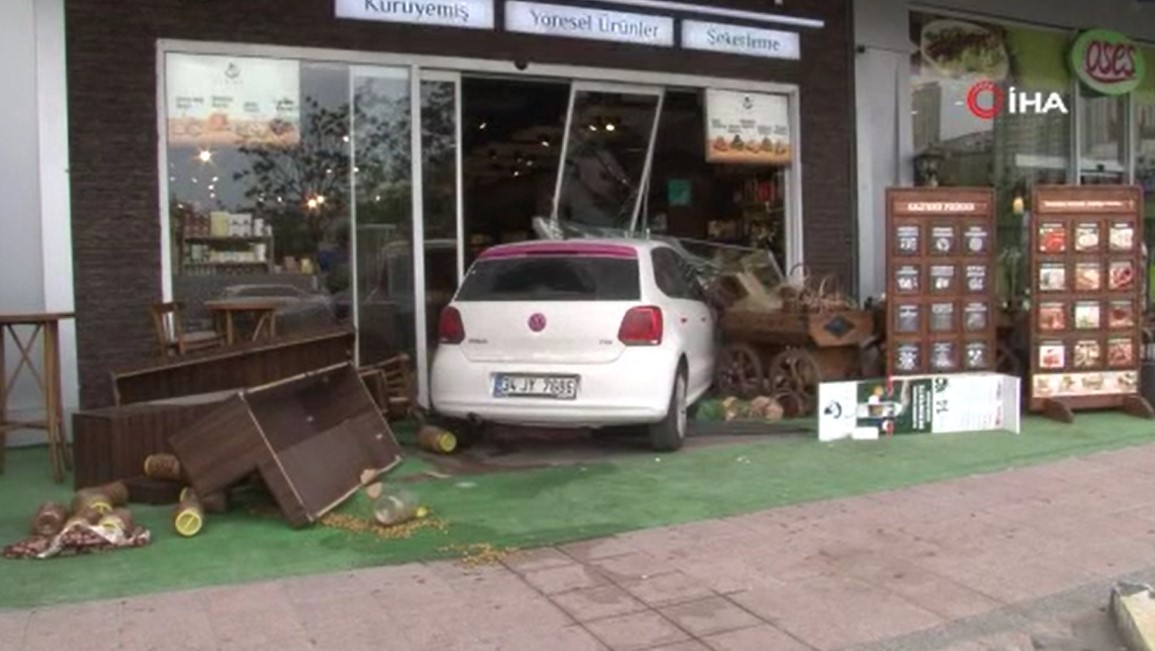 Kadın sürücü fren yerine gaza basınca dükkanın içine girdi