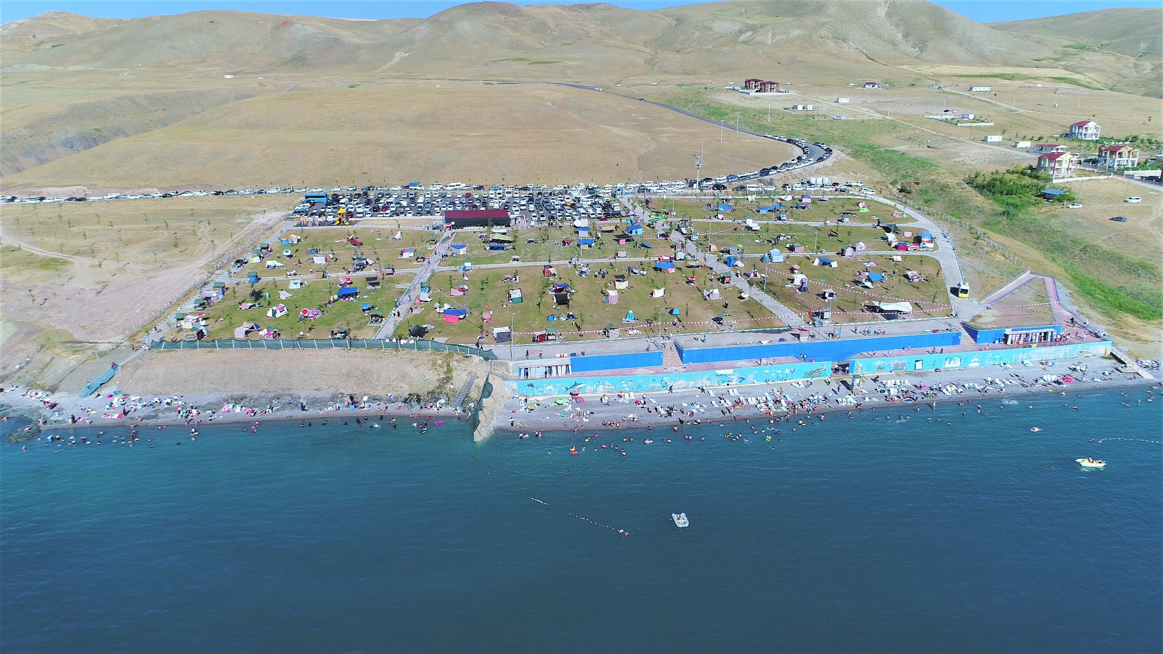 Van Gölü’nün mavi bayraklı plajı berraklığını koruyor