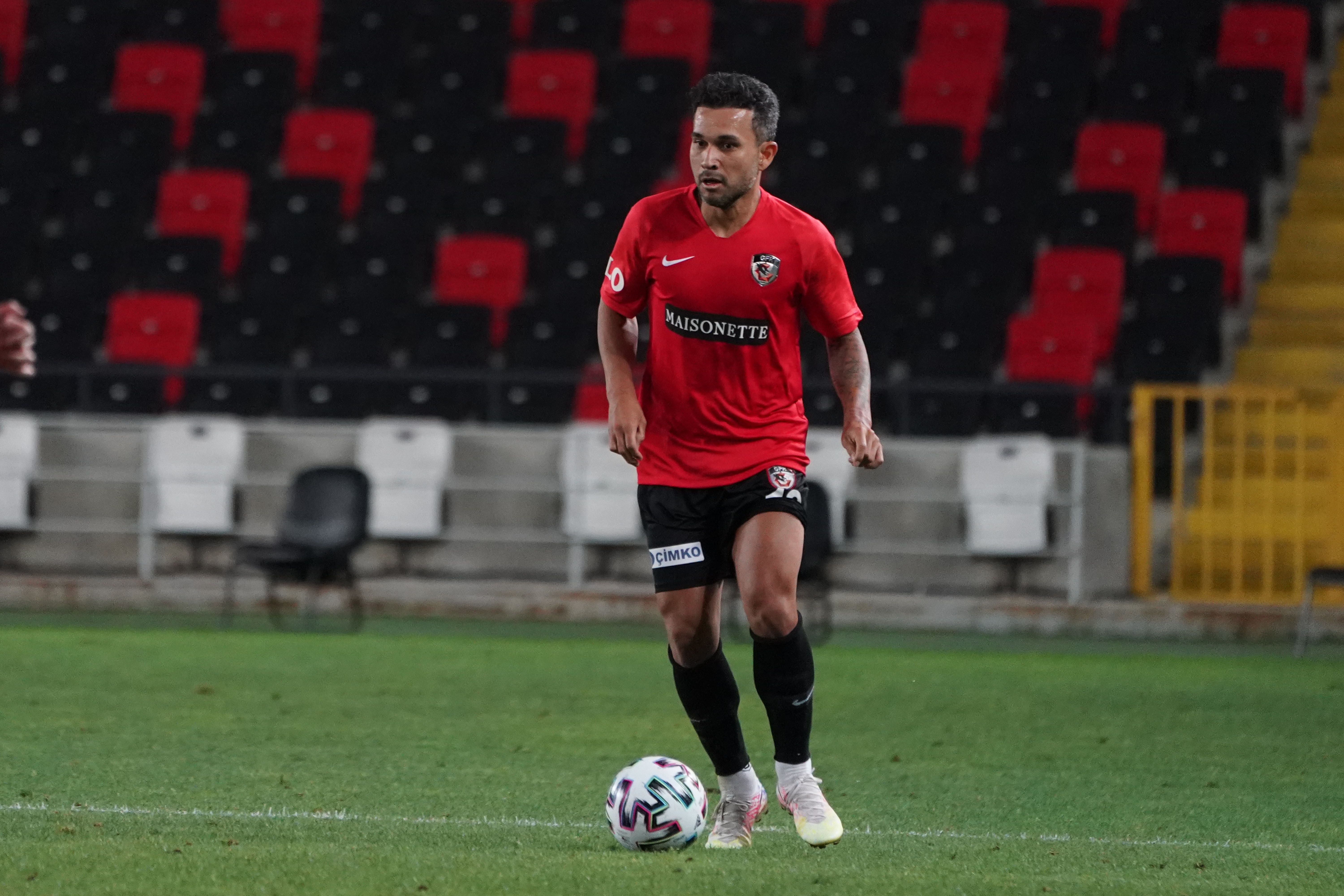 Gaziantep FK'da üç futbolcu ile yollar ayrıldı