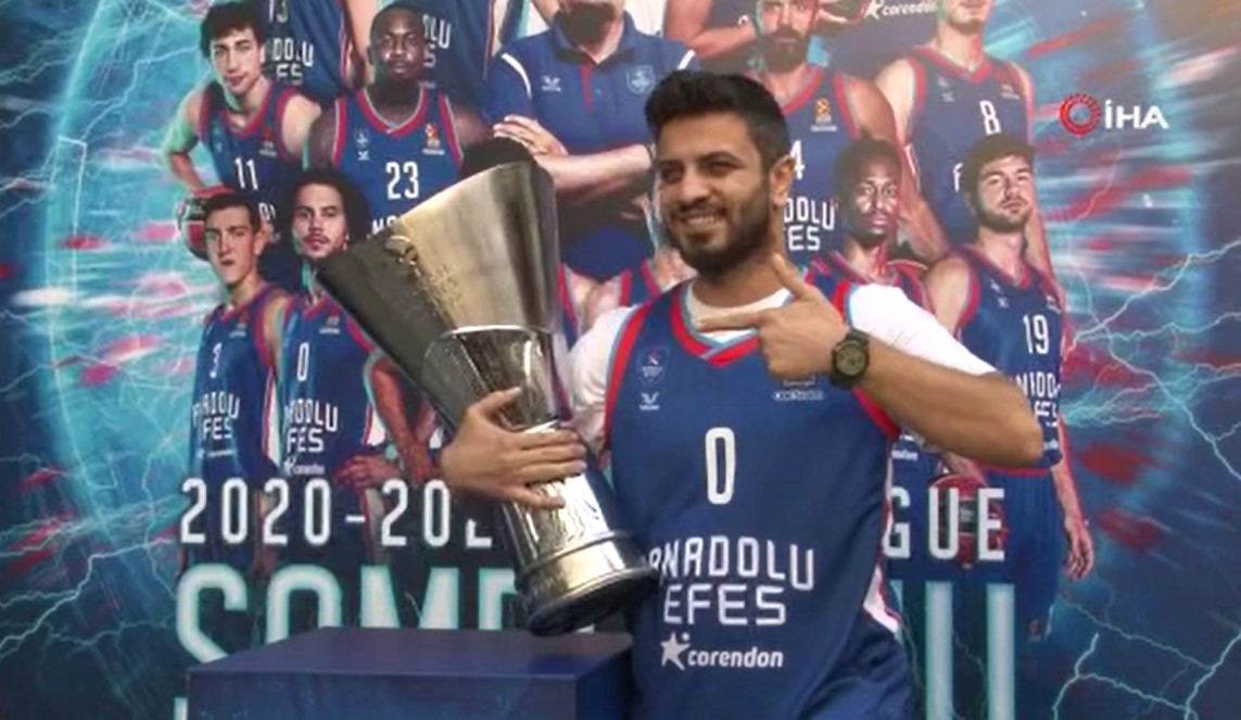 Anadolu Efes'in Euroleague şampiyonluk kupası taraftarla buluştu