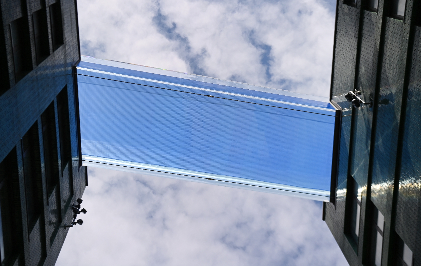 Dünyanın ilk transparan gökyüzü havuzu ziyaretçi akınına uğradı