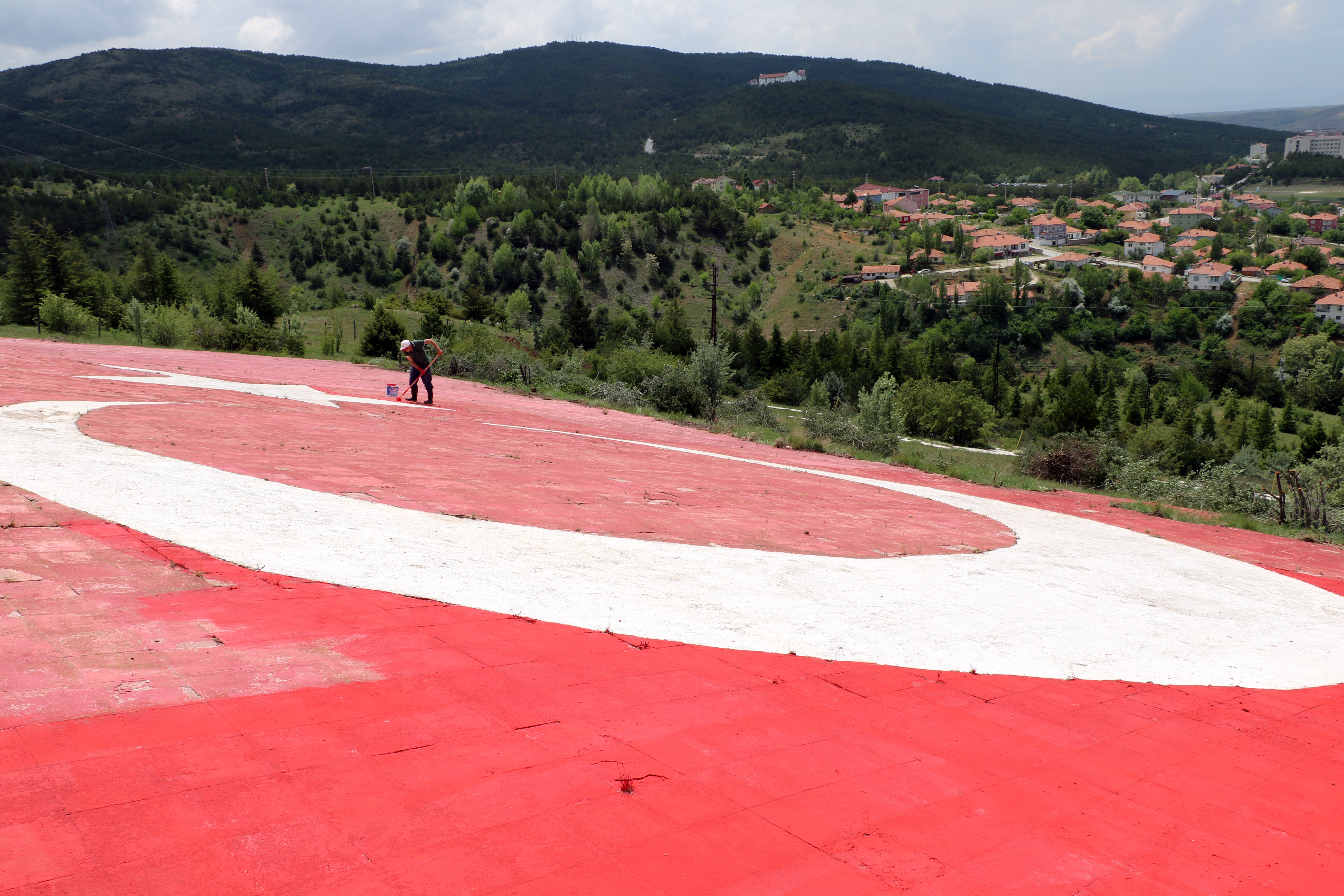Bin 400 metrekare büyüklüğündeki Türk Bayrağını boyamak için seferber oldu