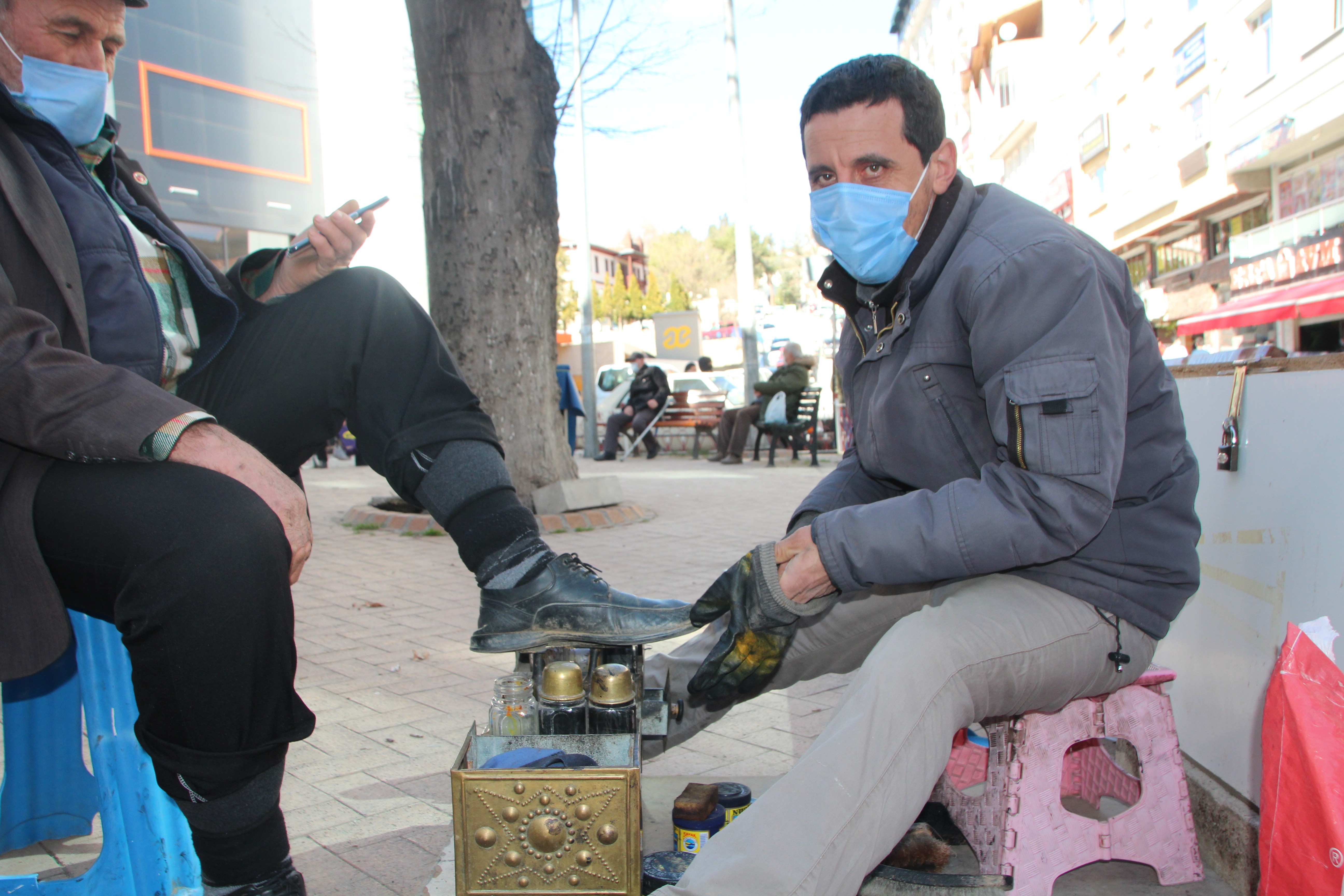 Kentte kalan son 2 ayakkabı boyacısı kafalarını sokacak bir yer arıyorlar