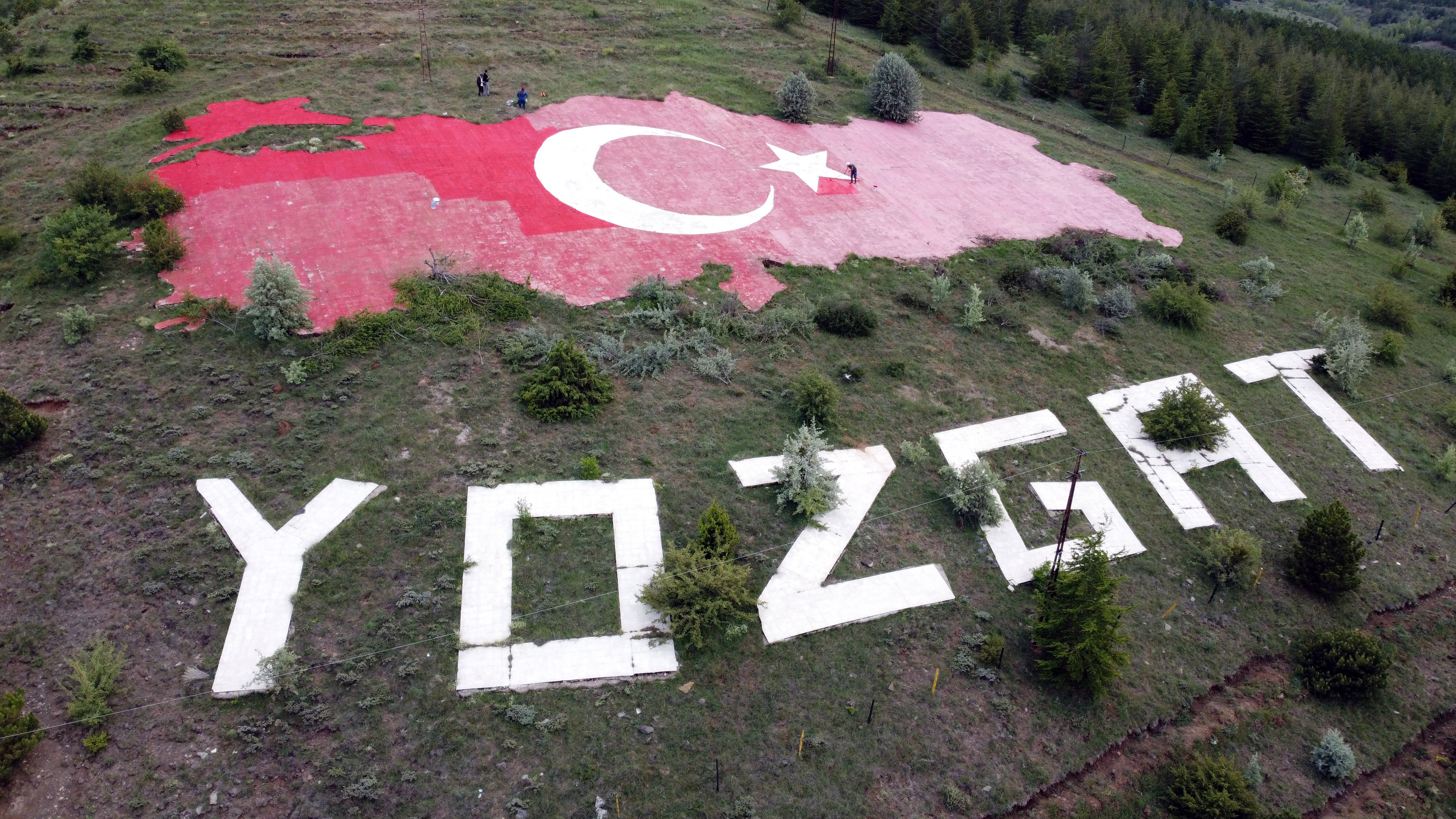 Bin 400 metrekare büyüklüğündeki Türk Bayrağını boyamak için seferber oldu