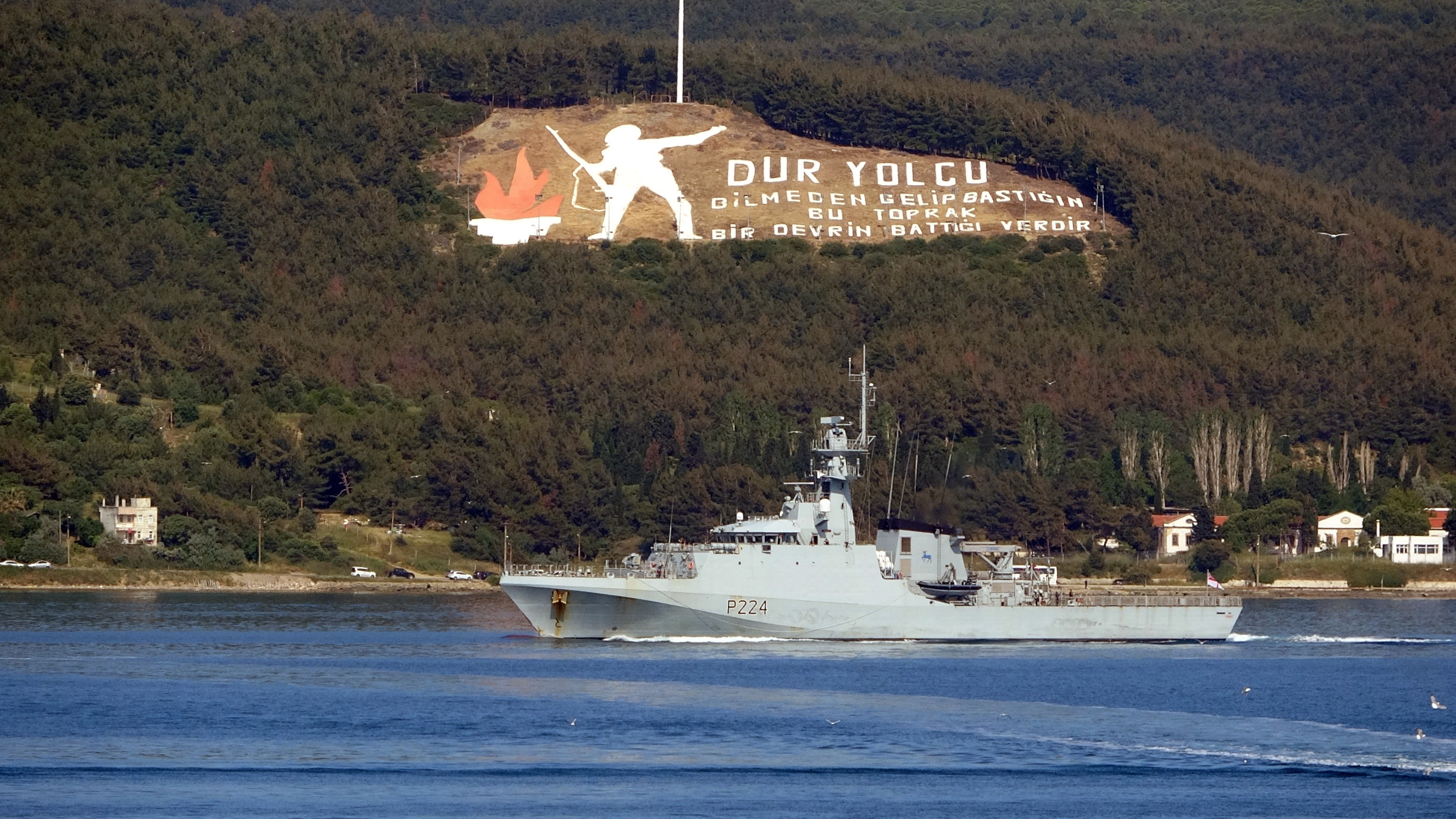 İngiliz savaş gemisi ’HMS Trent’ Çanakkale Boğazı’ndan geçti