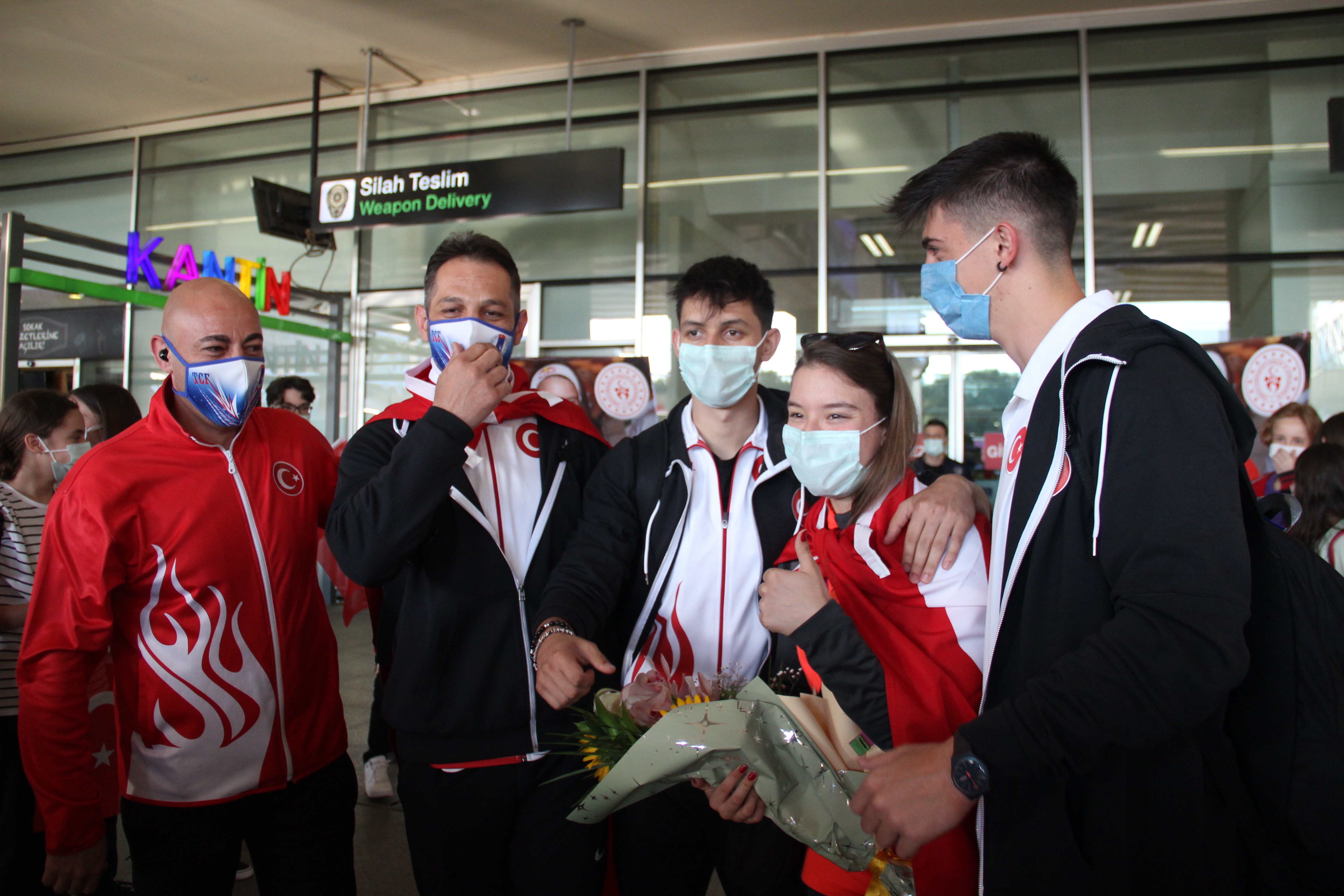 Ayşe Begüm Onbaşı'ya İzmir'de coşkulu karşılama