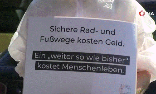 Berlin'de bisiklet için insan zinciri