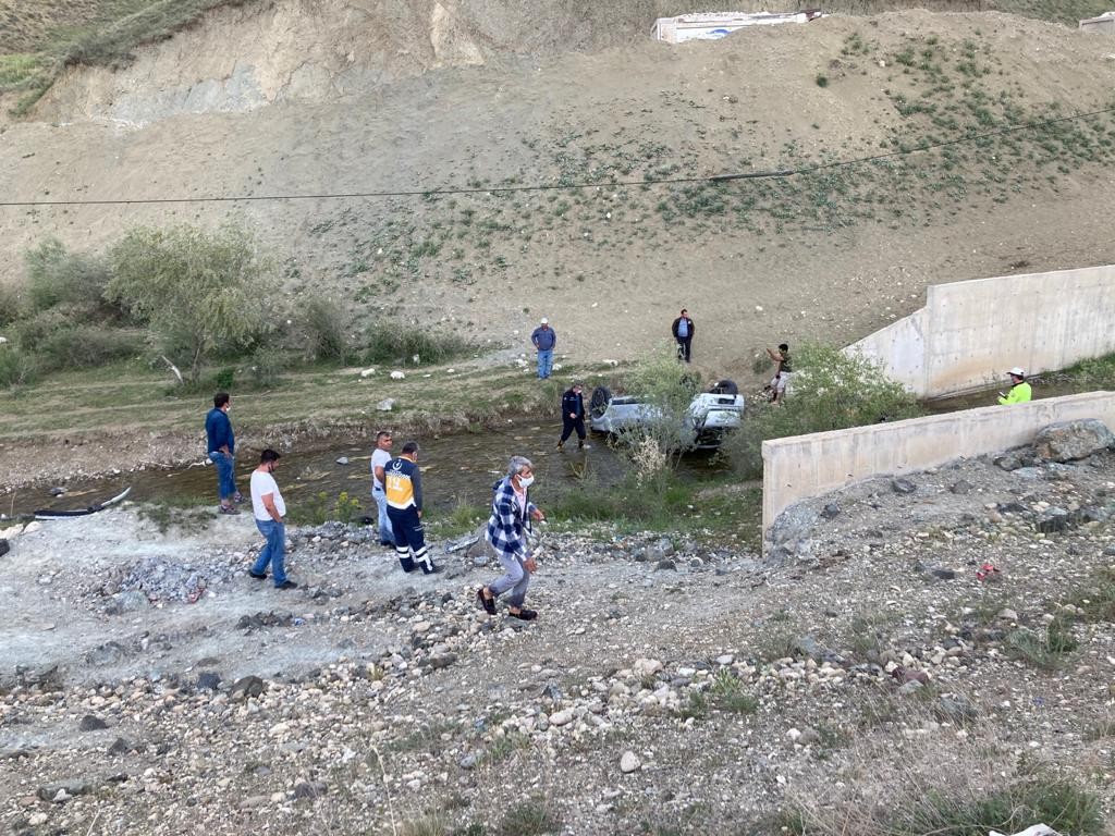 Genç sağlıkçı dereye uçan araçta can verdi