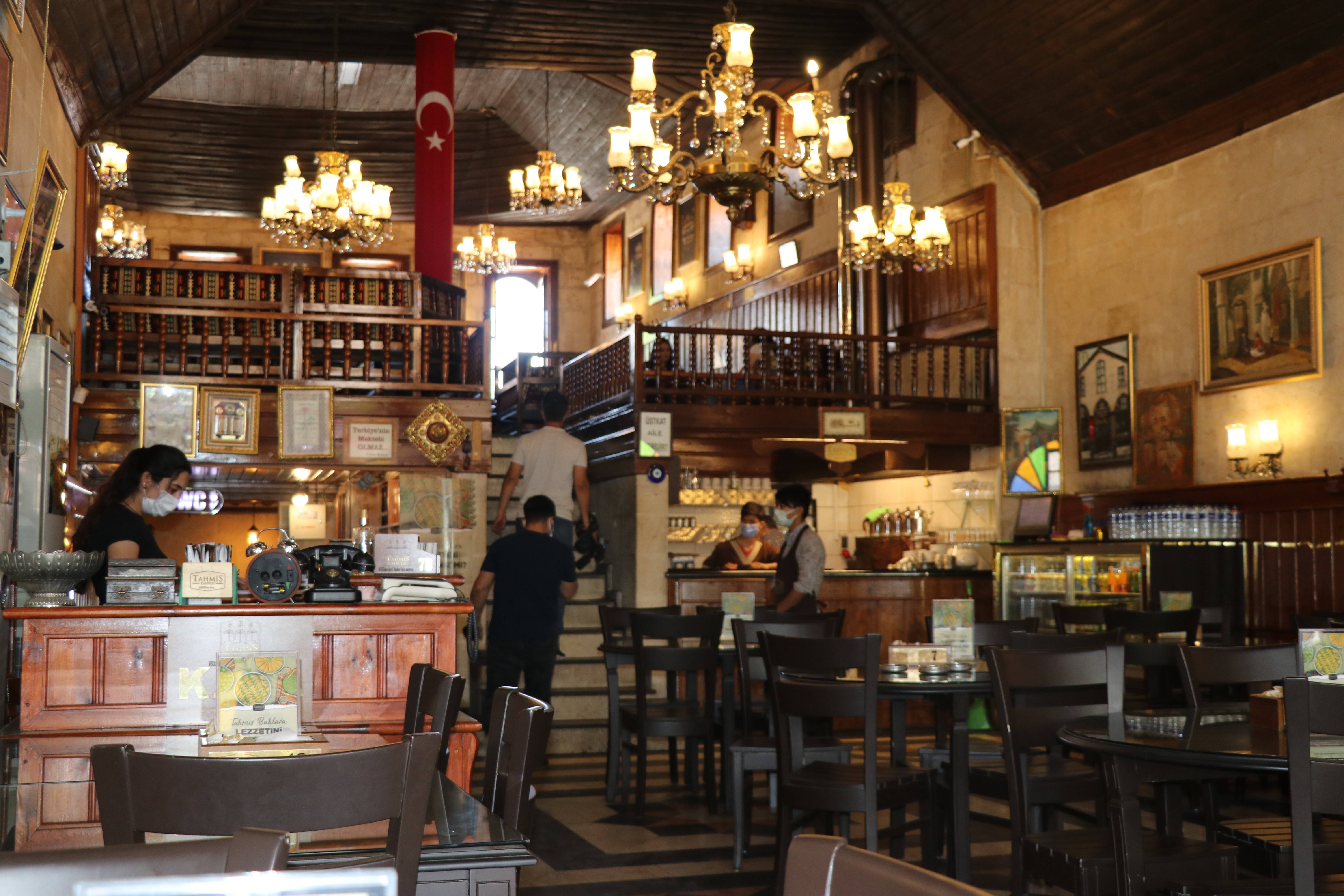 Normalleşme ile birlikte tarihi Tahmis kahvesi kapılarını açtı