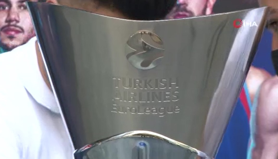 Anadolu Efes'in Euroleague şampiyonluk kupası taraftarla buluştu
