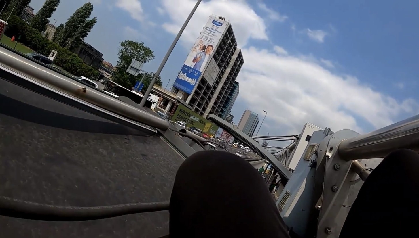 Metrobüsün üstünde tehlikeli yolculuk kamerada