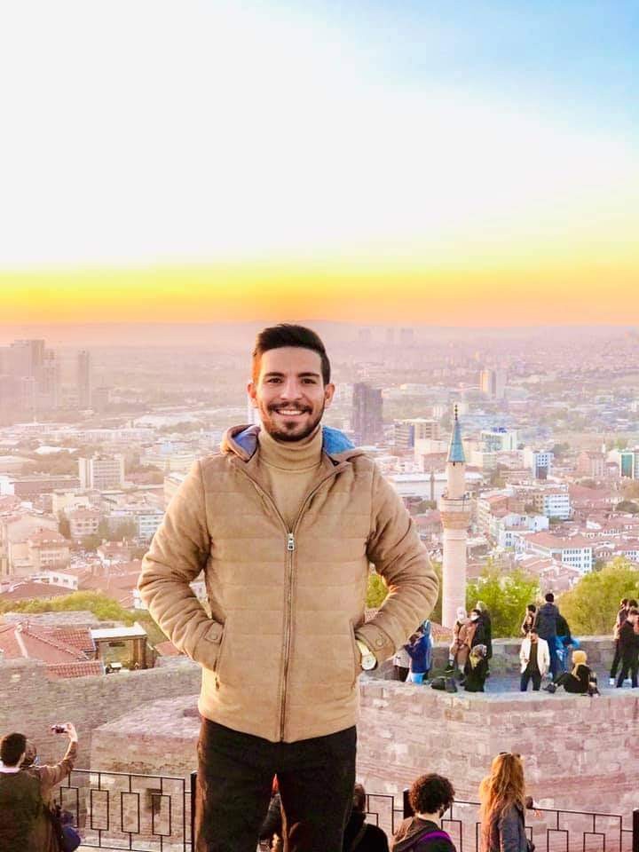 Ağaca çarpan otomobil adeta ortadan ikiye bölündü