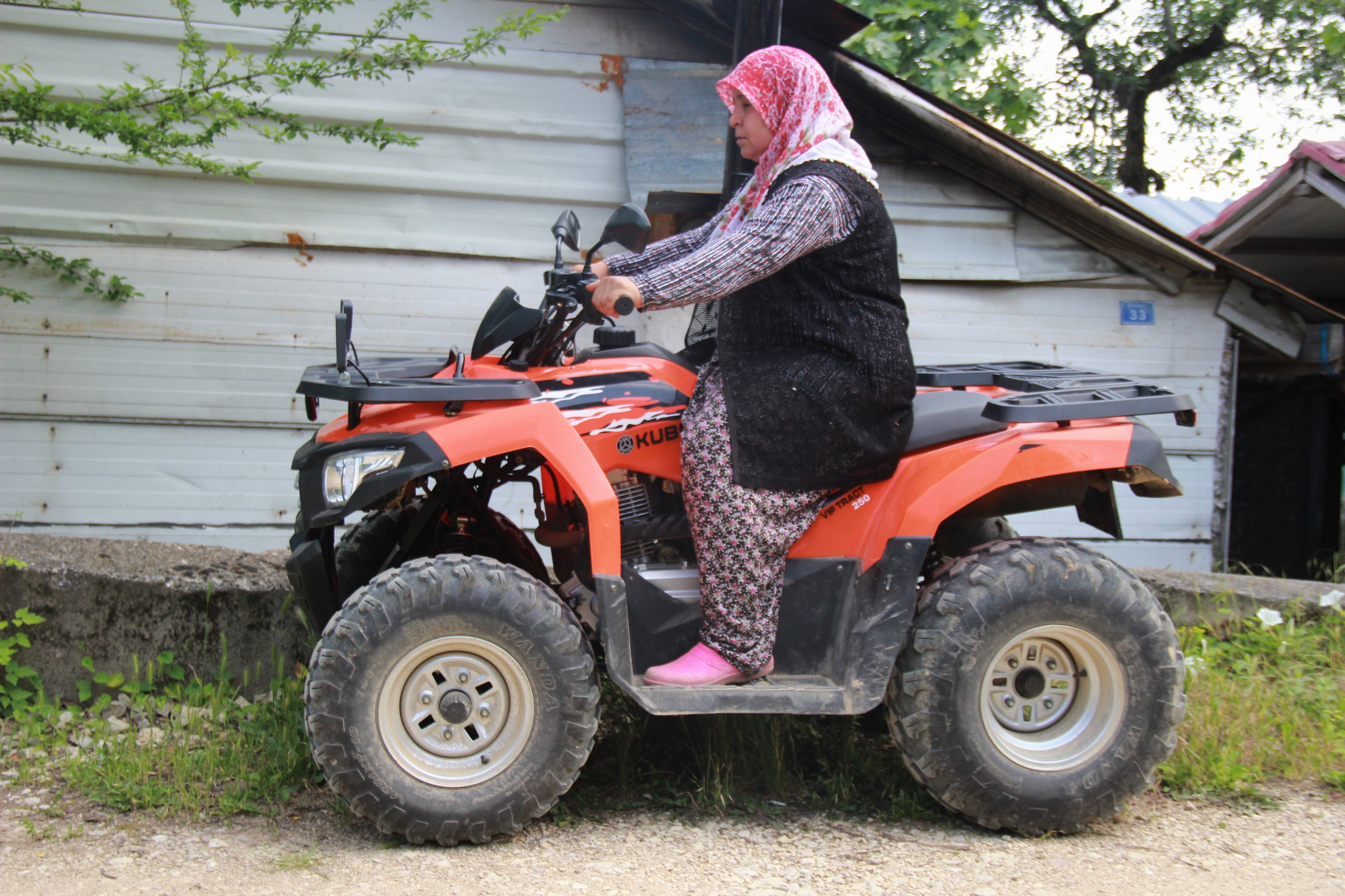 O, tozlu topraklı köy yollarının ATV'li Seher ablası