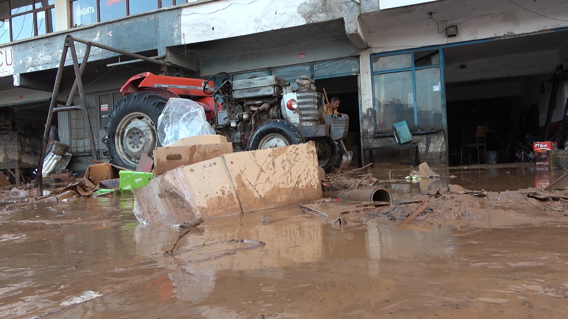 Kırıkkale'de sel felaketi: Çok sayıda ev ve iş yeri hasar gördü