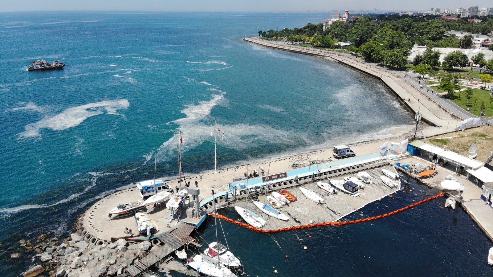 Caddebostan Sahili’nde deniz salyası temizliği devam ediyor