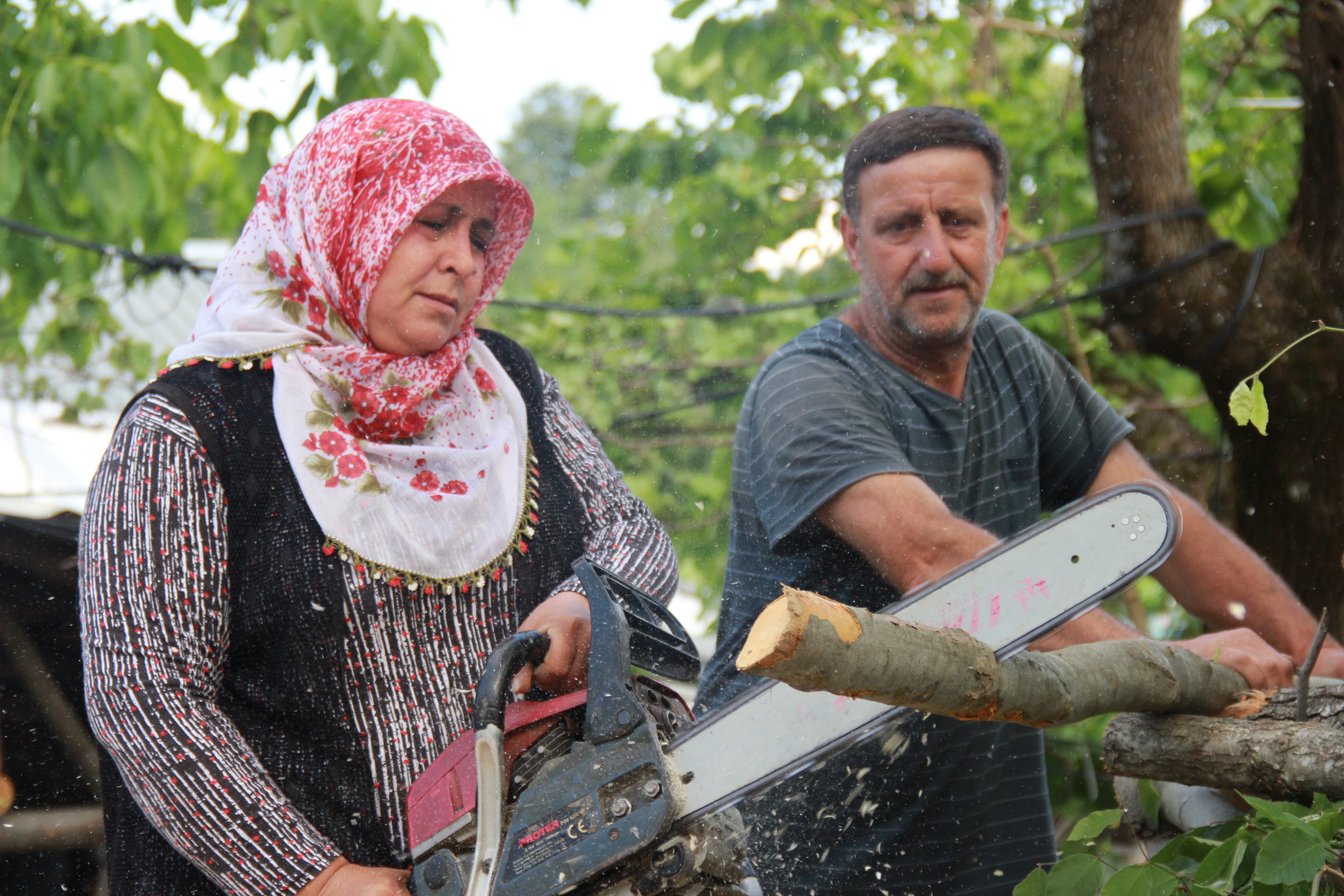 O, tozlu topraklı köy yollarının ATV'li Seher ablası