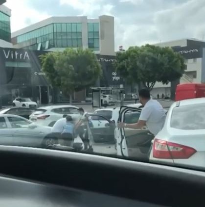 Antalya’da iki kadının, trafikteki saç başa kavgası kamerada