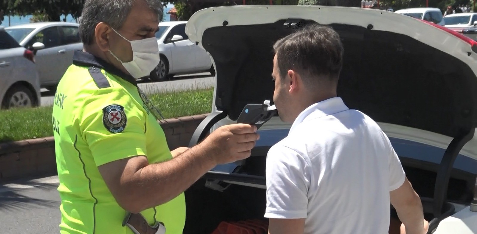 Kalabalığı uzaklaştırmaya çalışan polise 'Sen ne yapacaksın' diyerek karşı çıktı