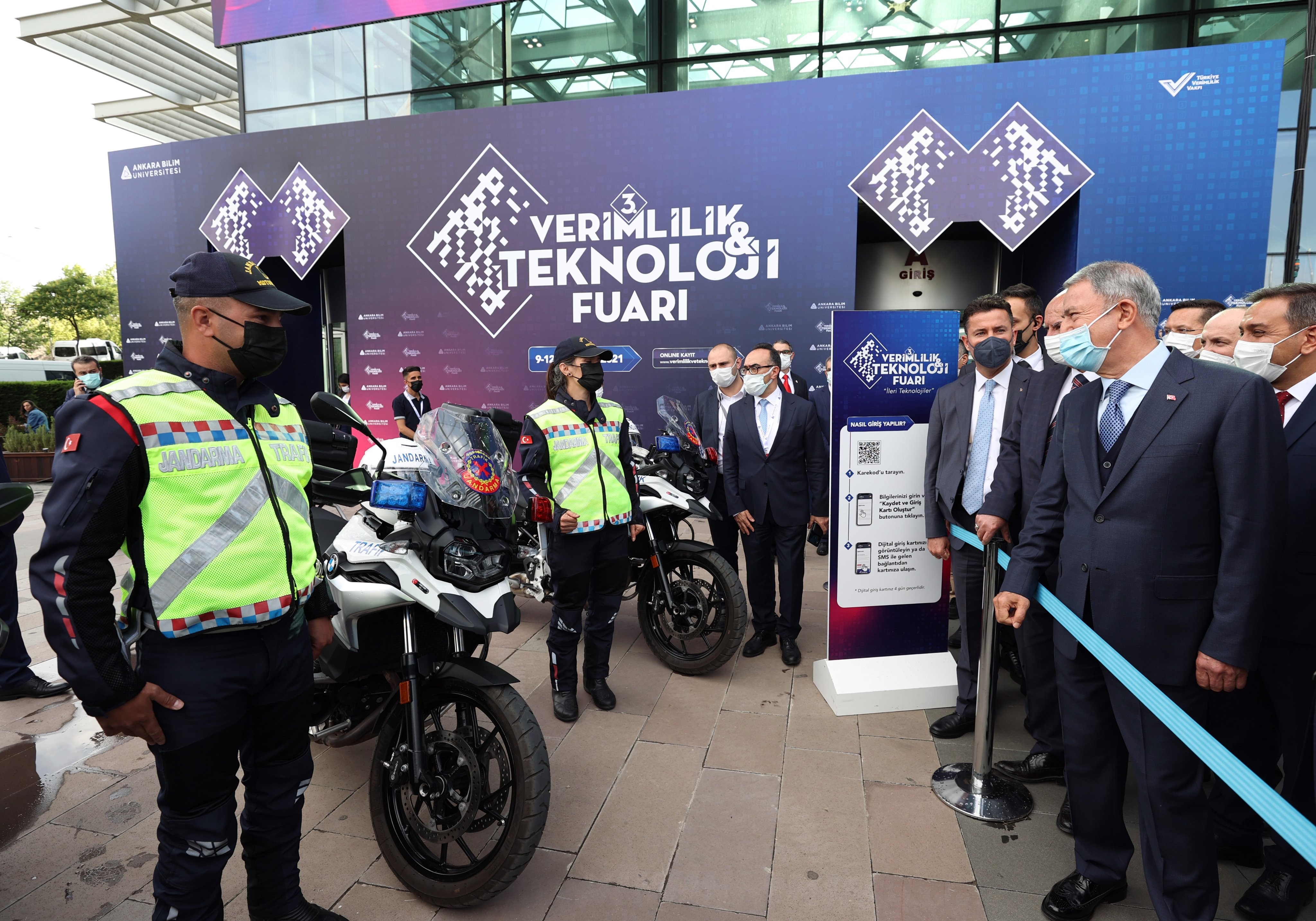 Bakan Akar'dan 'Verimlilik ve Teknoloji Fuarı'nda yerli savunma sanayi vurgusu