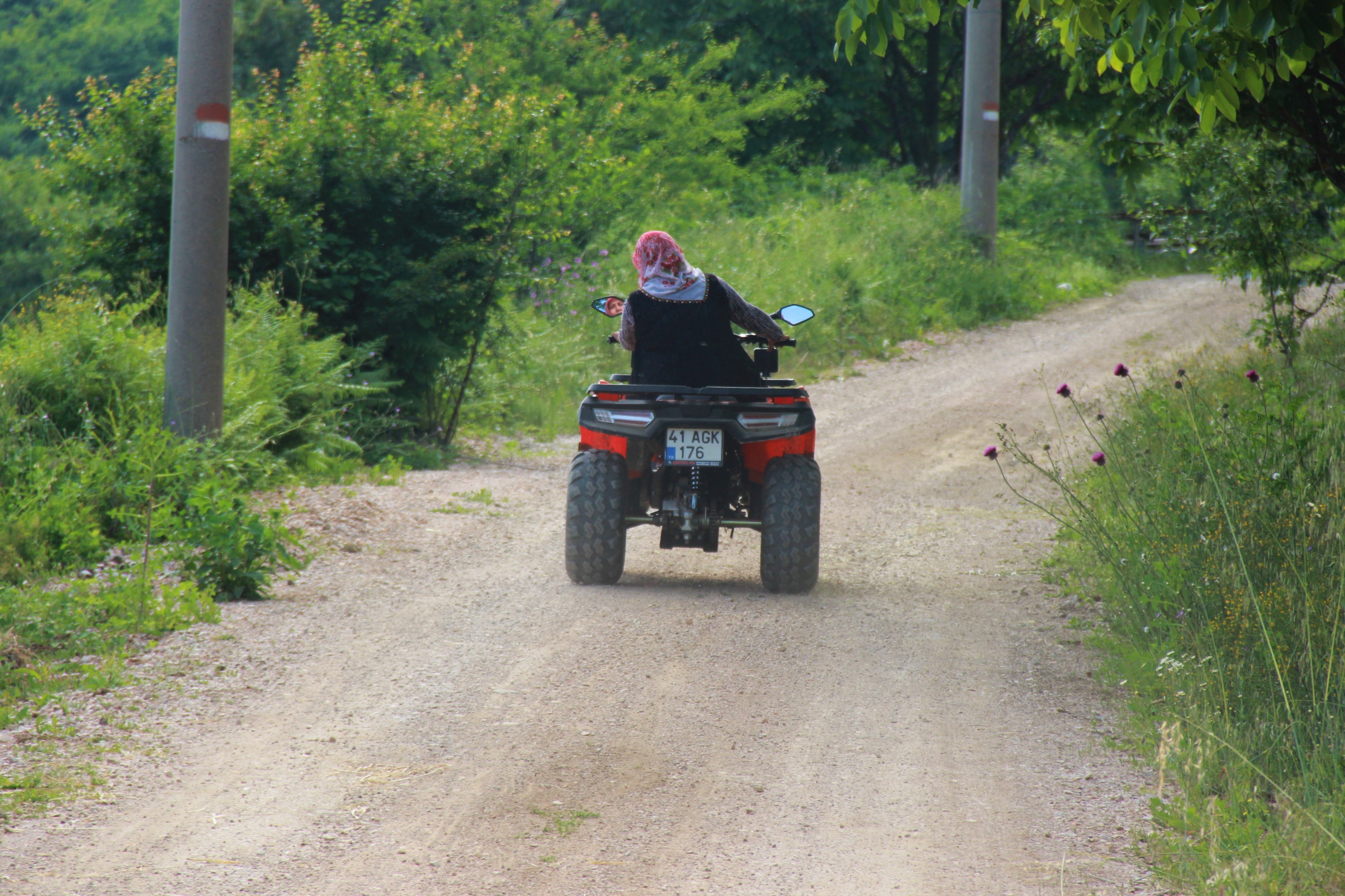 O, tozlu topraklı köy yollarının ATV'li Seher ablası