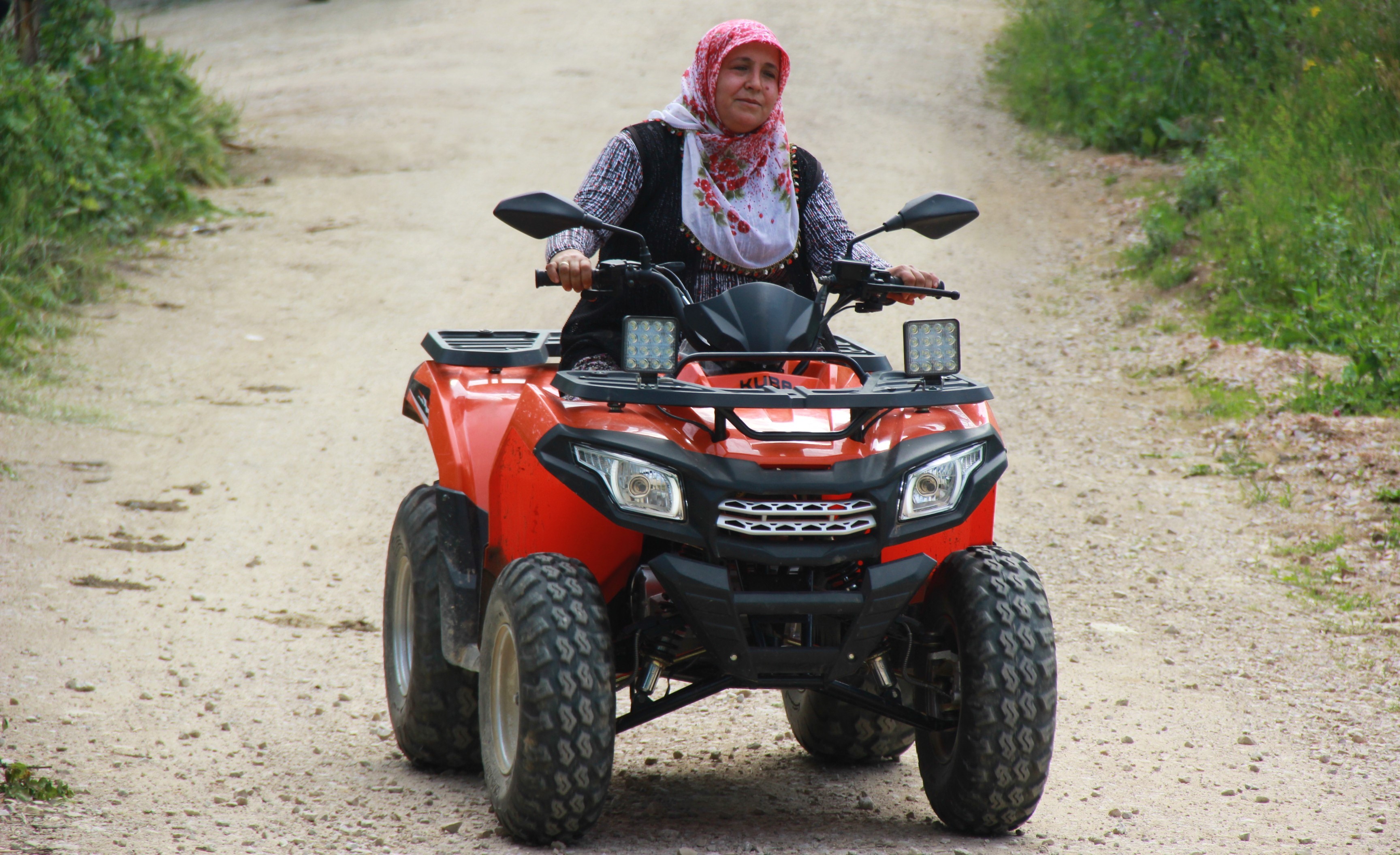 O, tozlu topraklı köy yollarının ATV'li Seher ablası