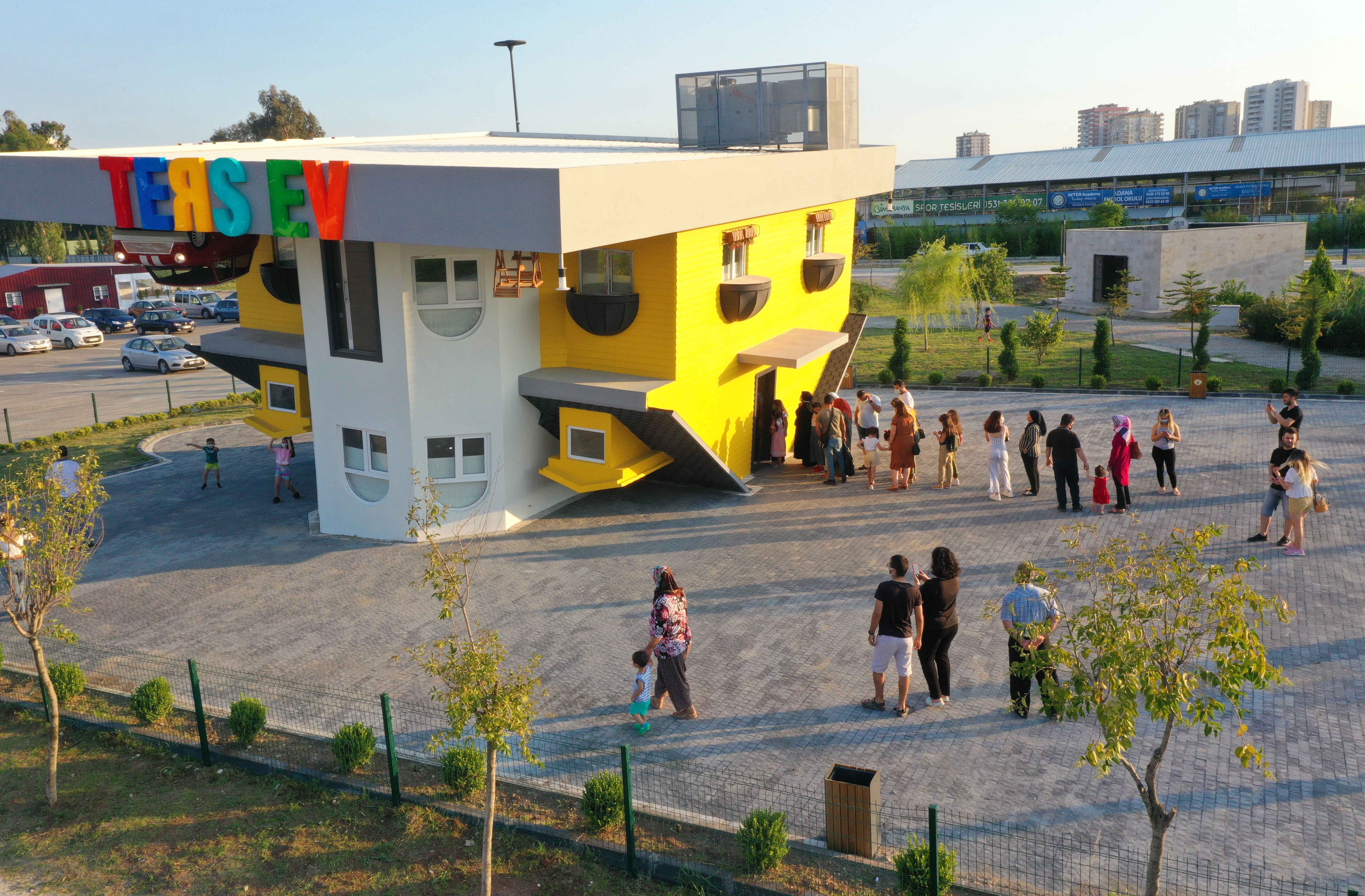 'Ters ev'e ziyaretçi akını