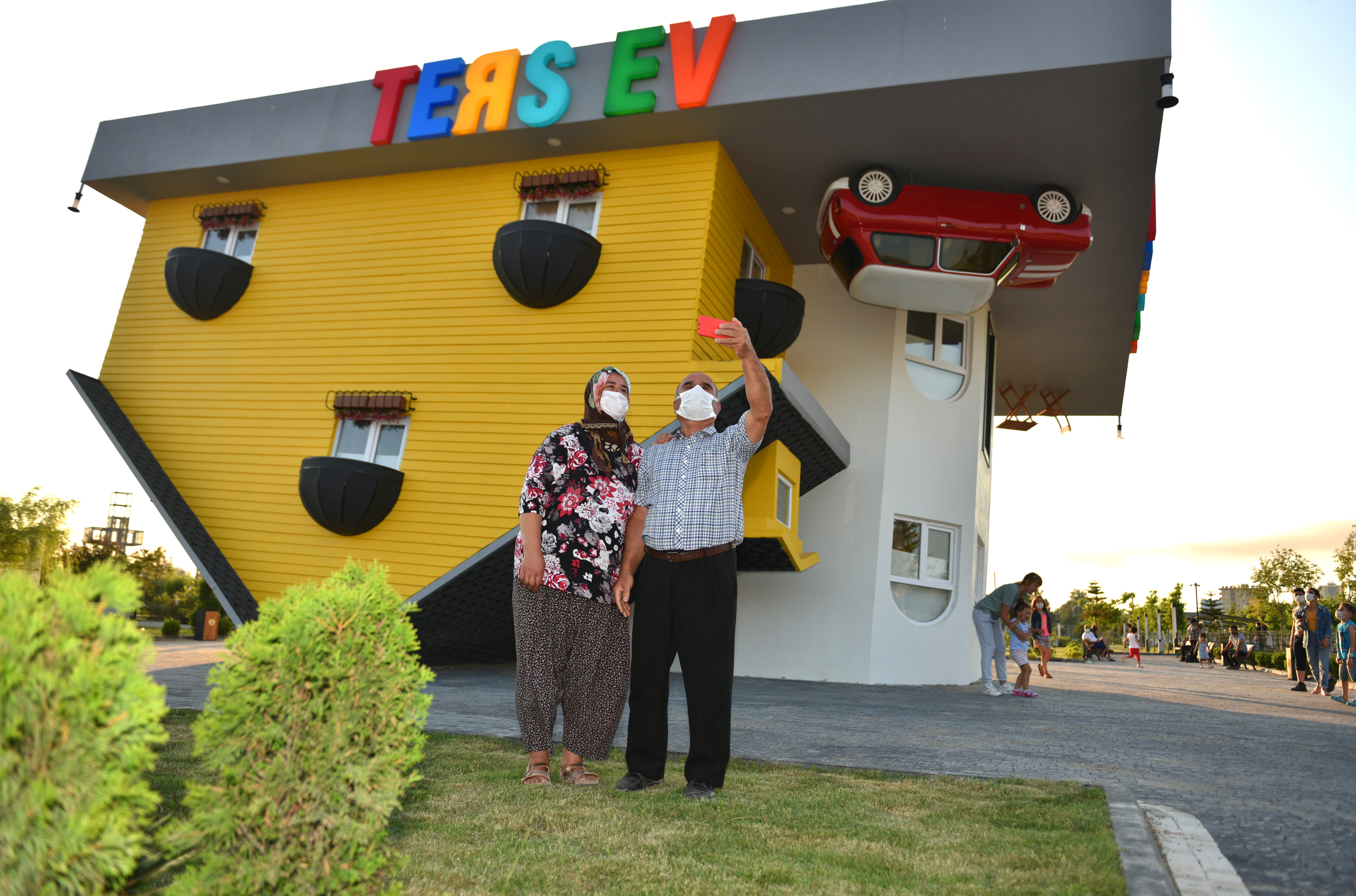 'Ters ev'e ziyaretçi akını