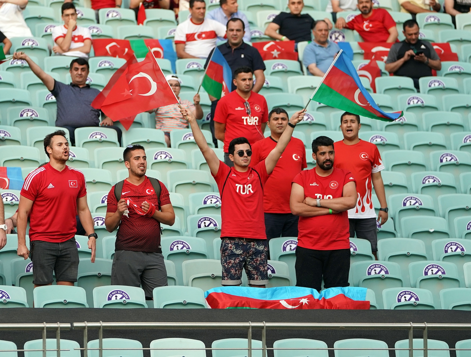 Bakü’de tribünler yine Türk Bayraklarıyla doldu