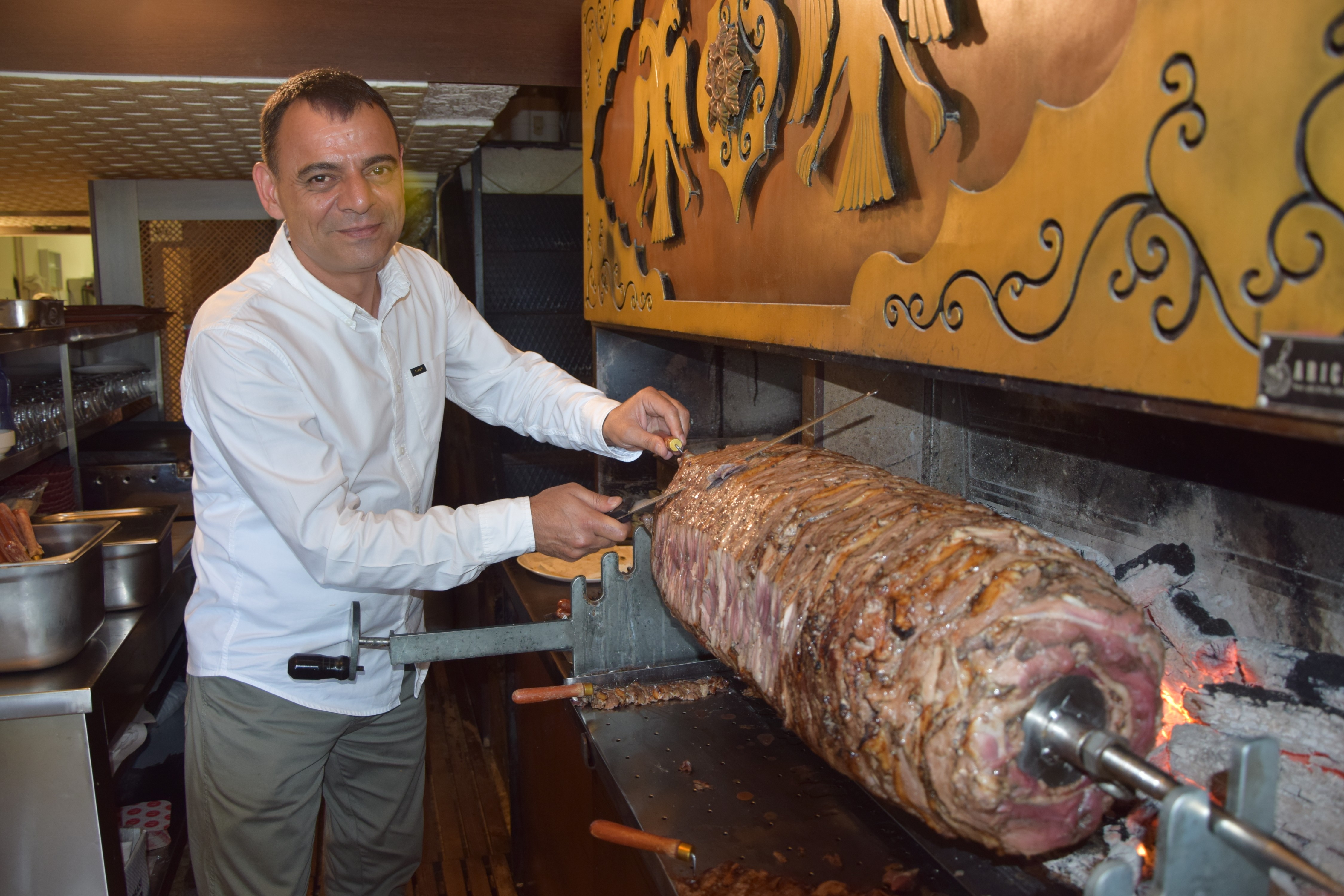 Bankacıyken hobi olarak başladı, Antalyalıları cağ kebabı lezzetiyle buluşturdu