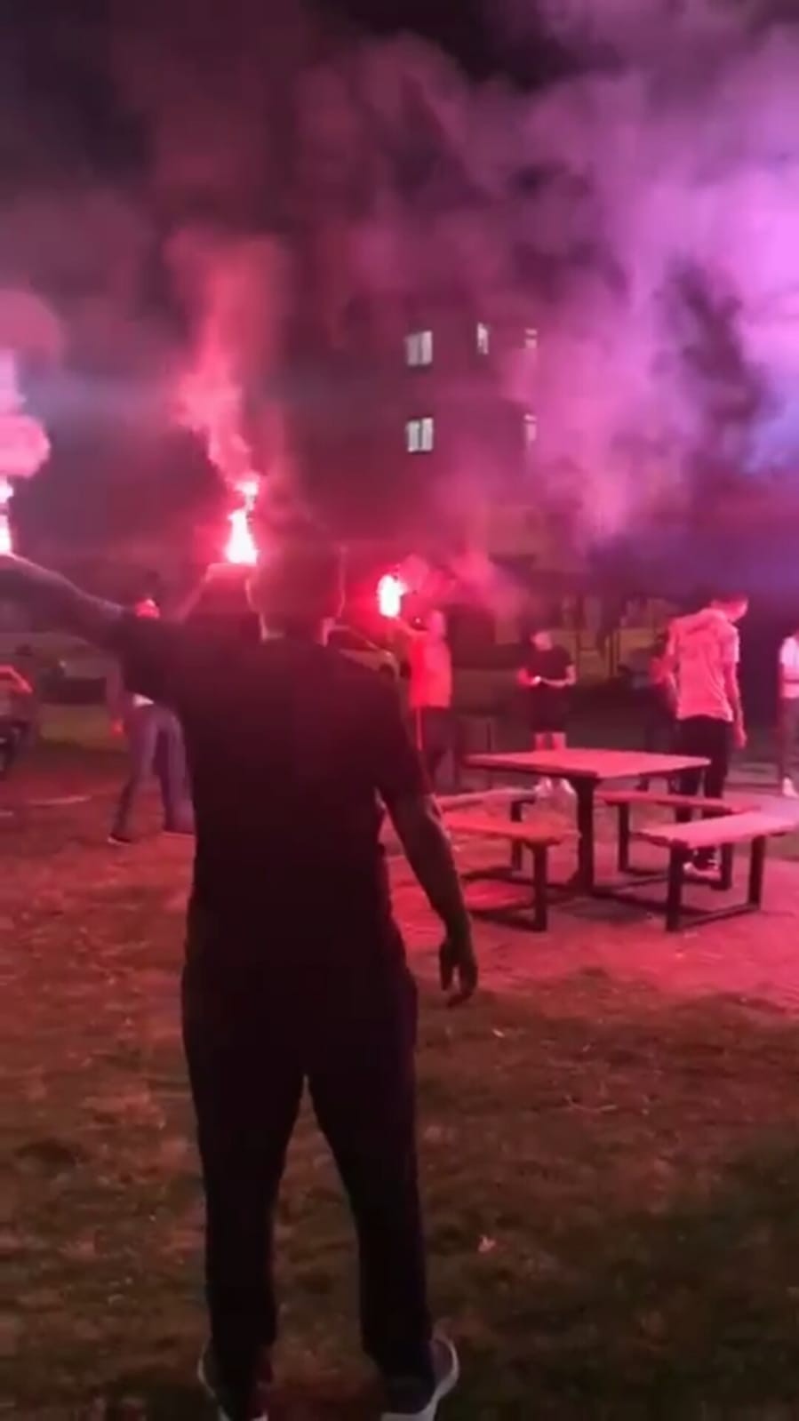 Tabancalı, meşaleli asker eğlencesinde yolu trafiğe kapattılar