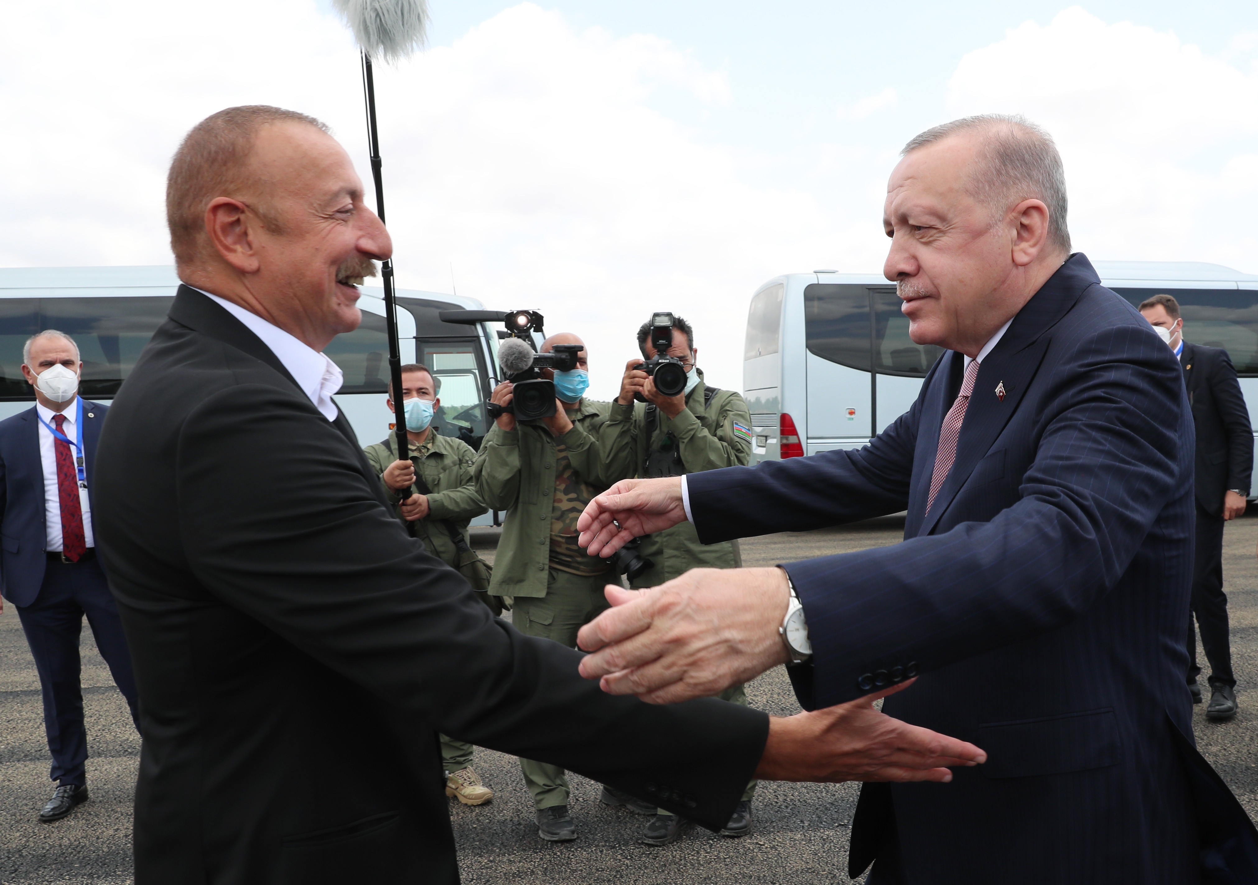 Cumhurbaşkanı Erdoğan, Fuzuli’de Aliyev tarafından karşılandı
